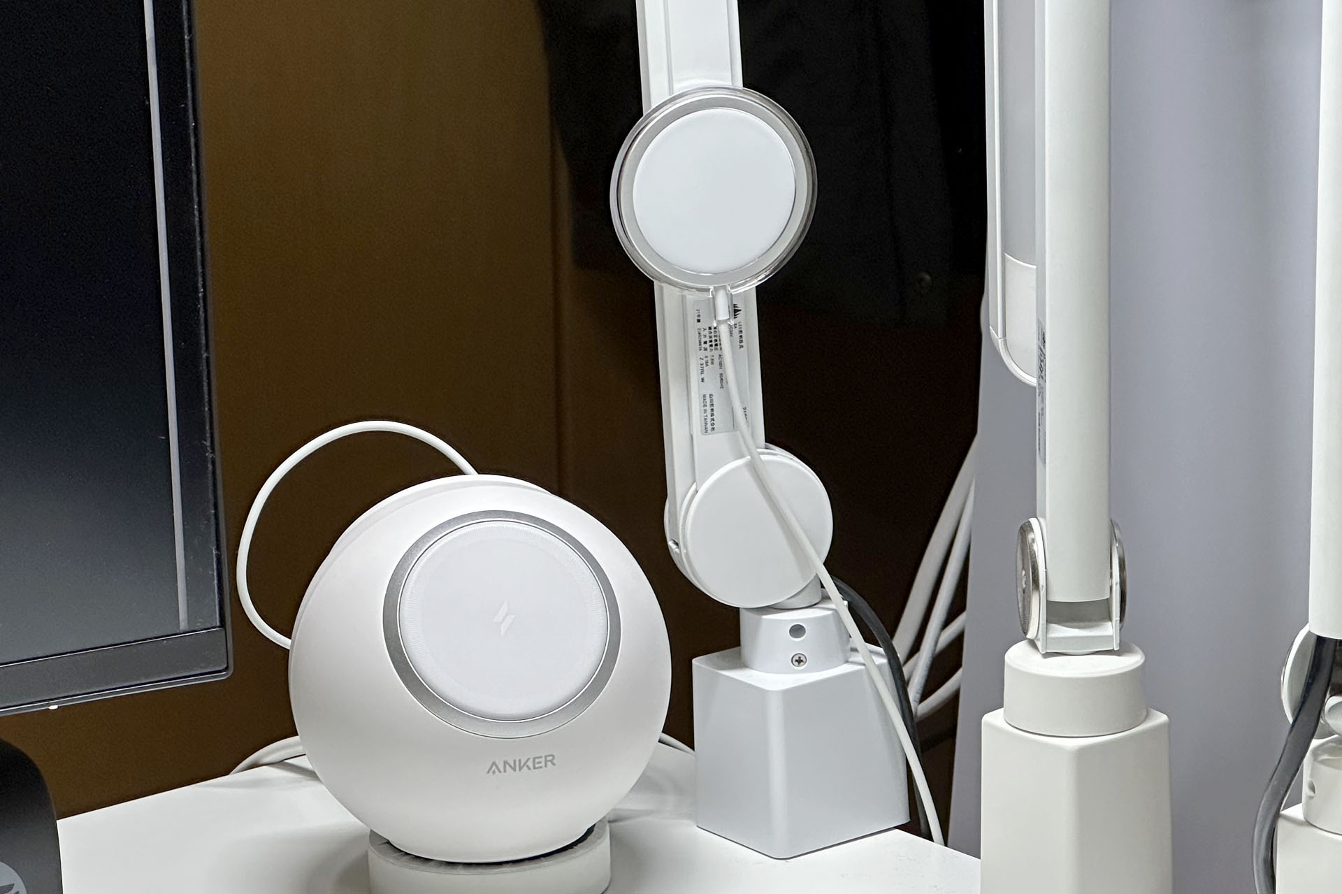 Anker球型付近に貼ってみる。この位置もなかなかイイ。ただし、デスクライトを使う場合はiPhoneをいったん外す必要がありそうだ。