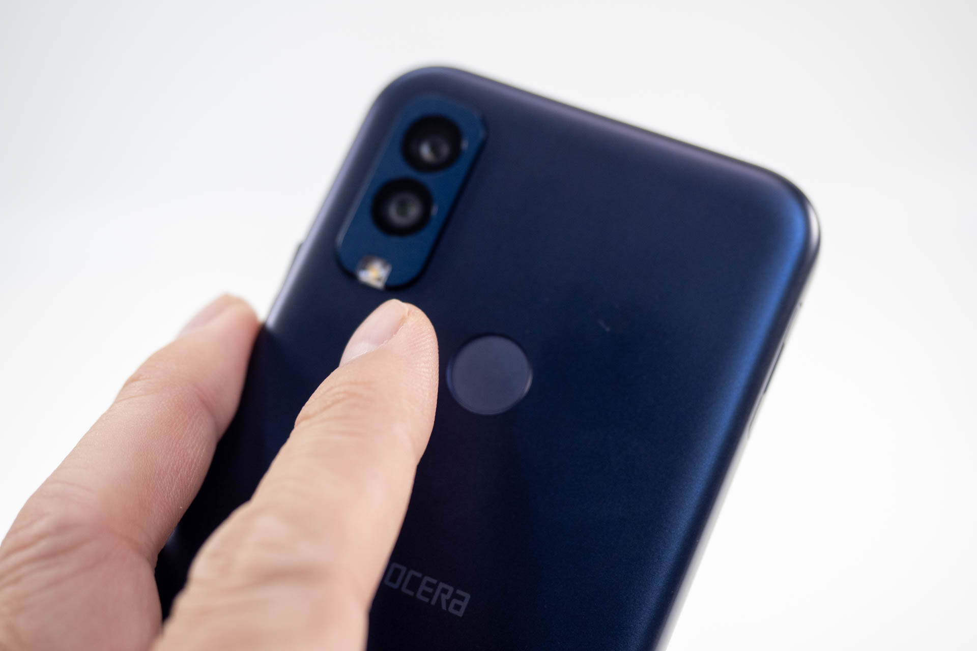 指紋認証センサーは本体背面に配置