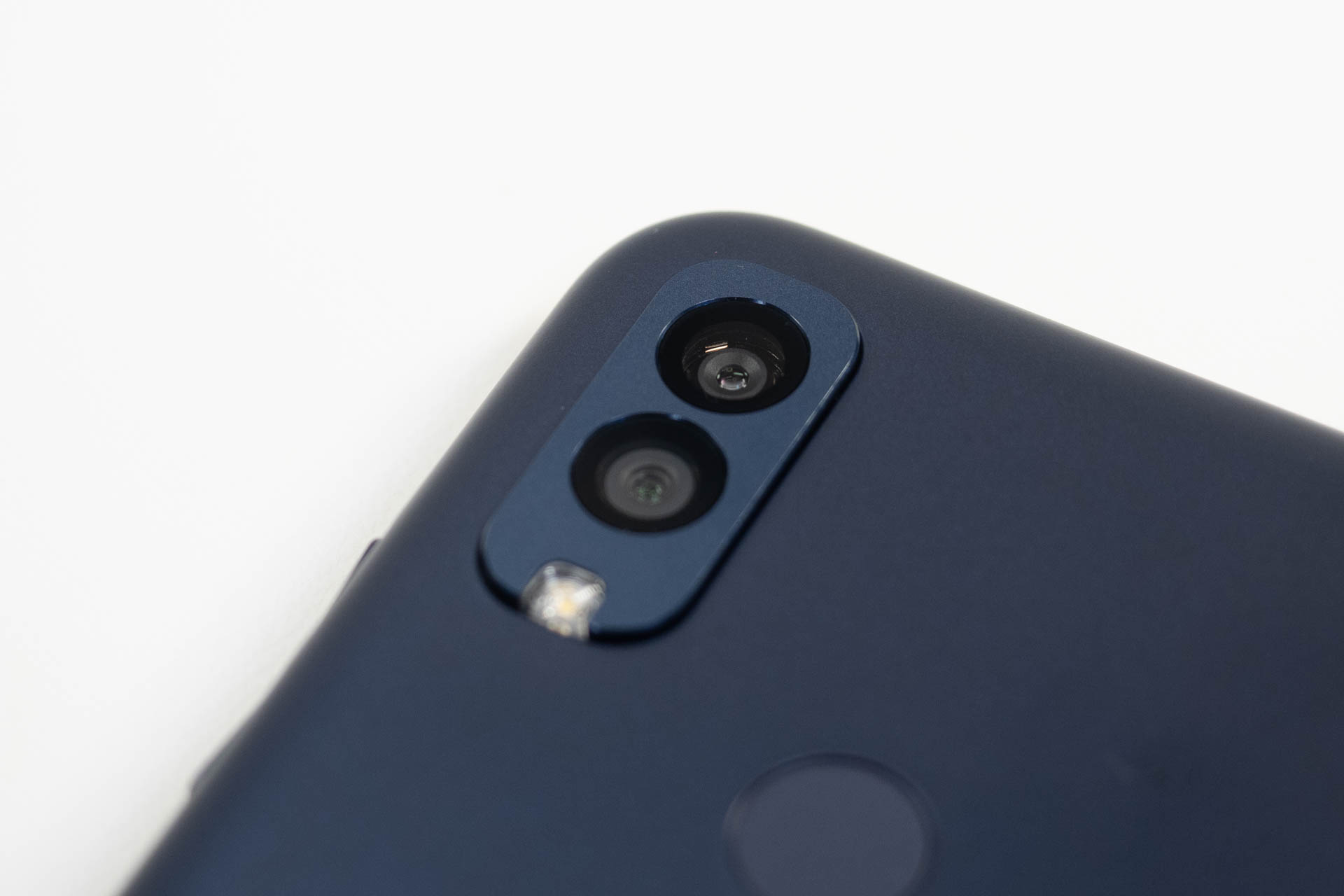 背面カメラは2眼仕様