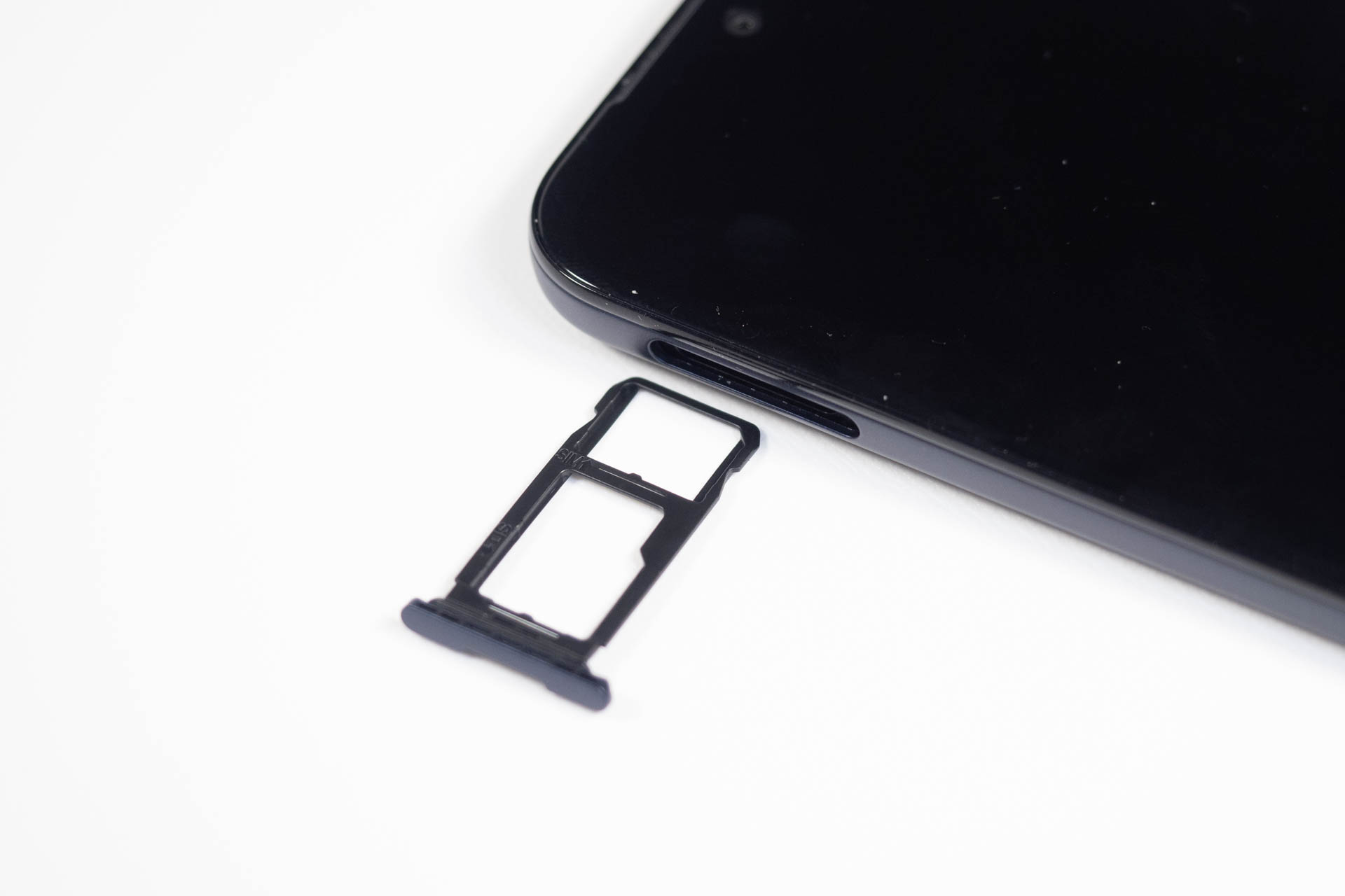 nanoSIMとmicroSDをセットできるトレー