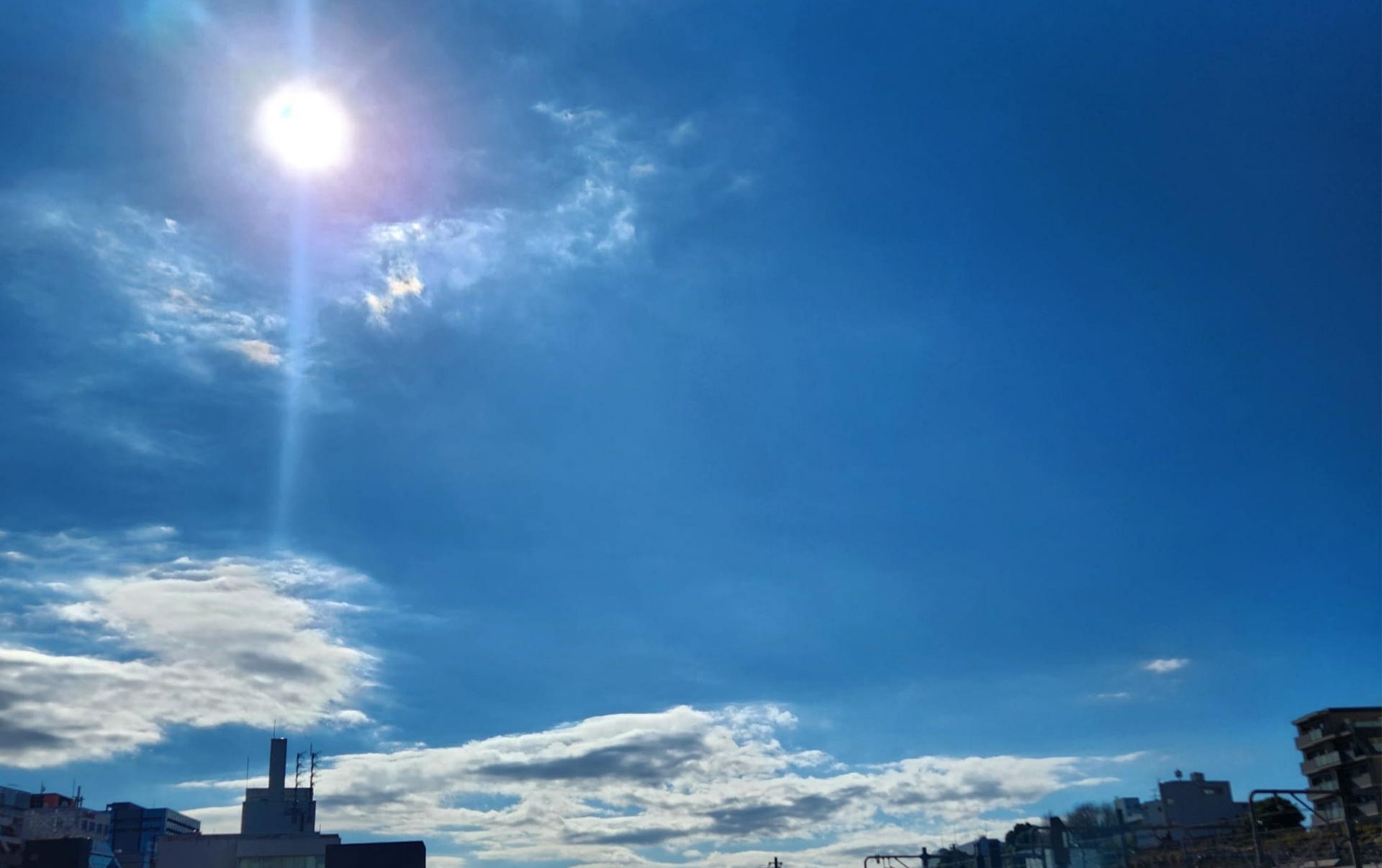 午後14時を過ぎてもはや太陽光を遮るものは何もない。日が陰り出す16時28分にはバッテリー残量は79％のまで充電された