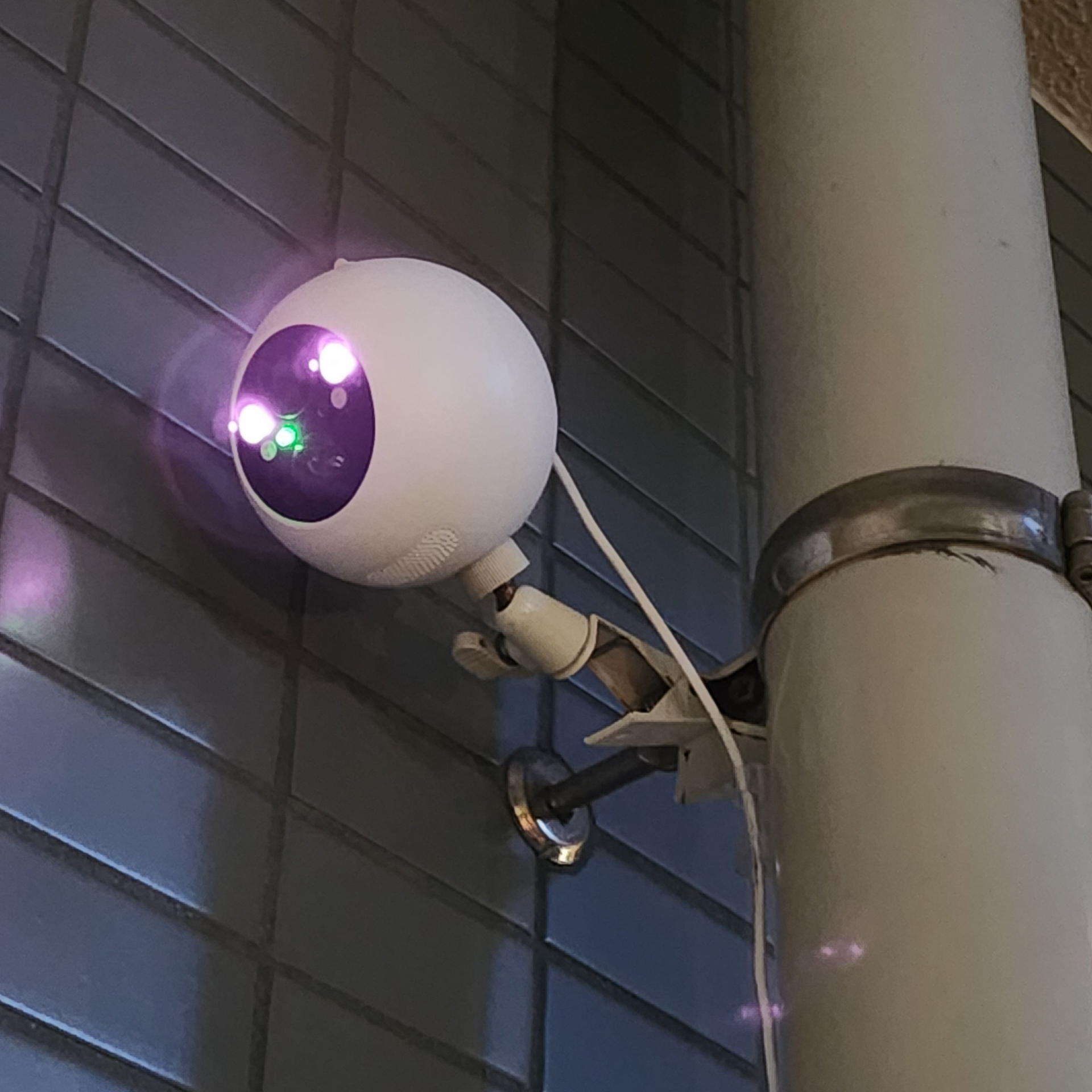 内蔵バッテリーだけで駆動せざるを得ない夜間にはバッテリー消費が進む。翌朝の8時19分にはバッテリー残量はまたしても76％まで下がった