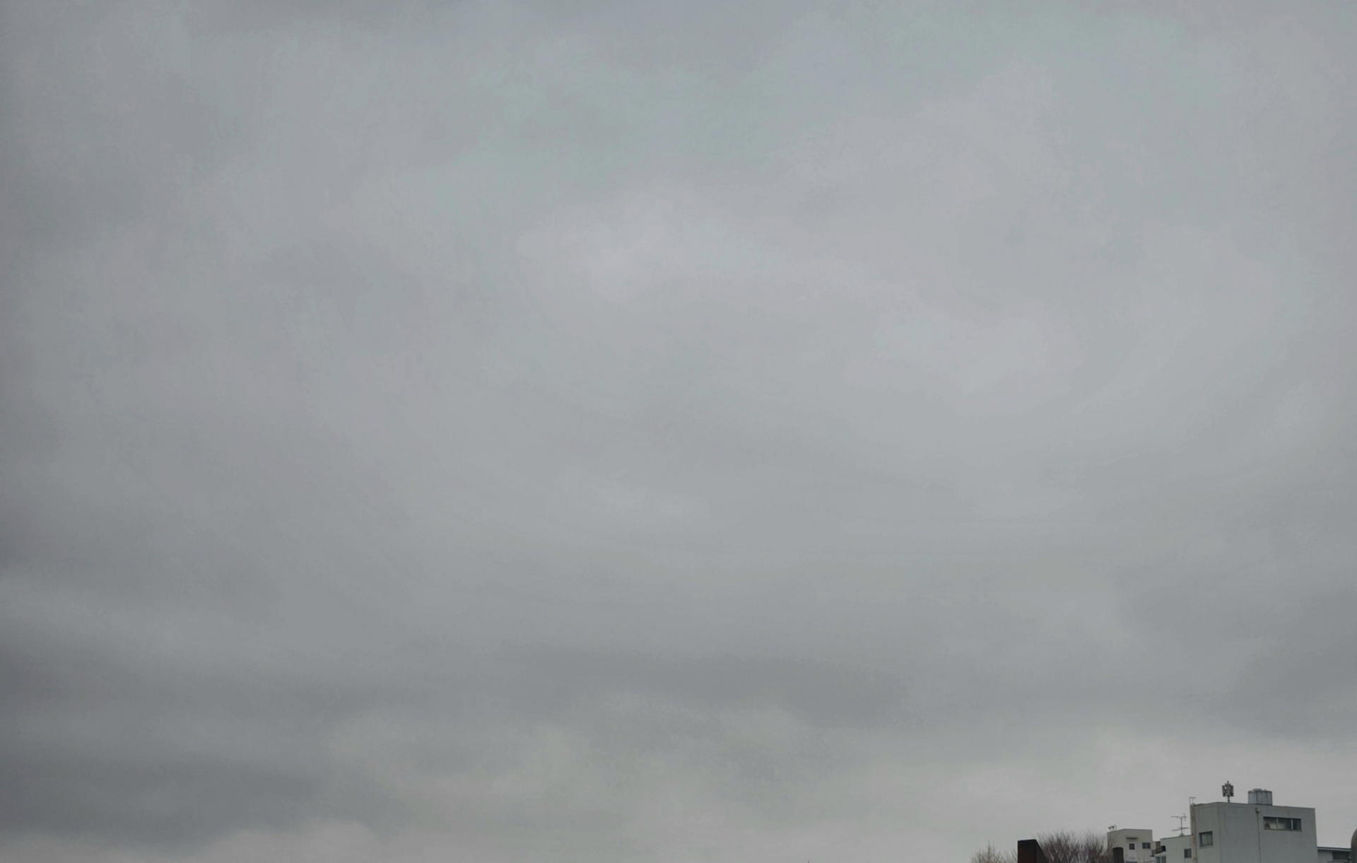 翌々日はお天気予報通り超曇天、太陽光発電は期待できそうにない。18時23分にはバッテリー残量はさらに減って72％まで減少