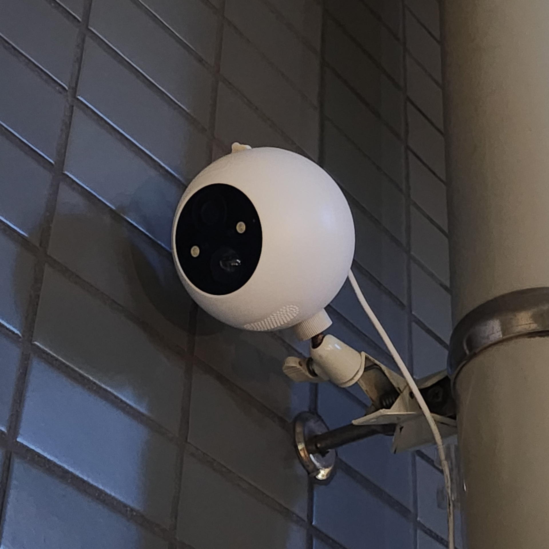 内蔵バッテリーで365日持つと言われたけど実際に駆動したのは1週間だったSwitchBot社の屋外カメラ。速攻でソーラーパネル給電に・・・