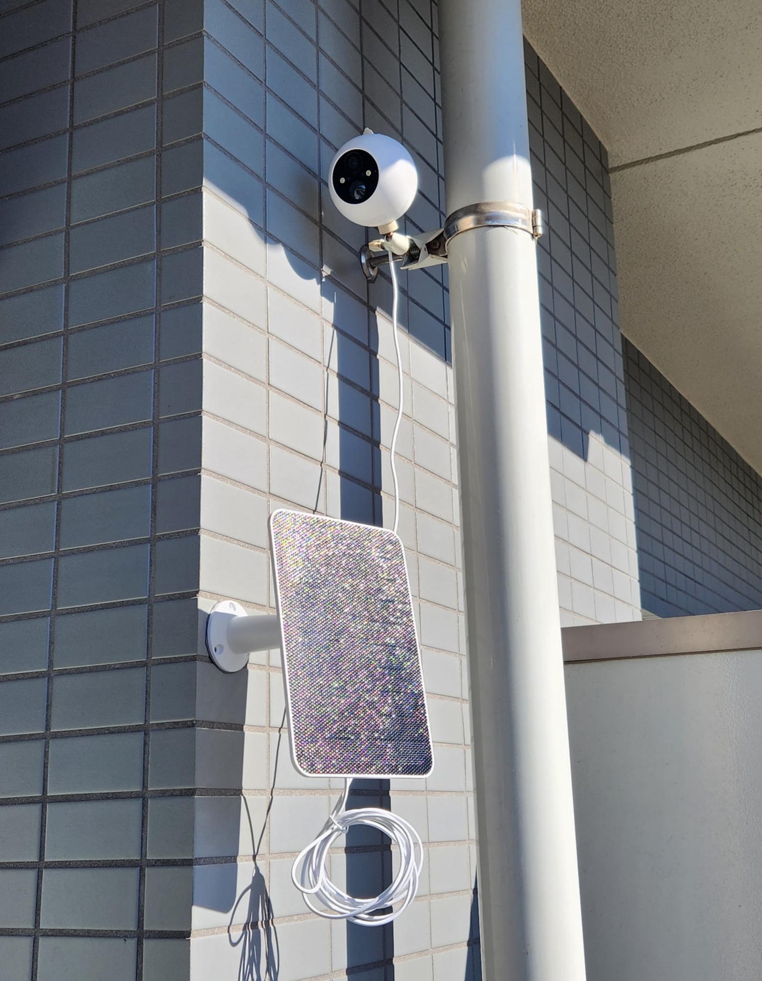 本来はネジで取り付けるべき専用スタンドだが期待していなかったので3M社の強力両面テープで貼っつけた