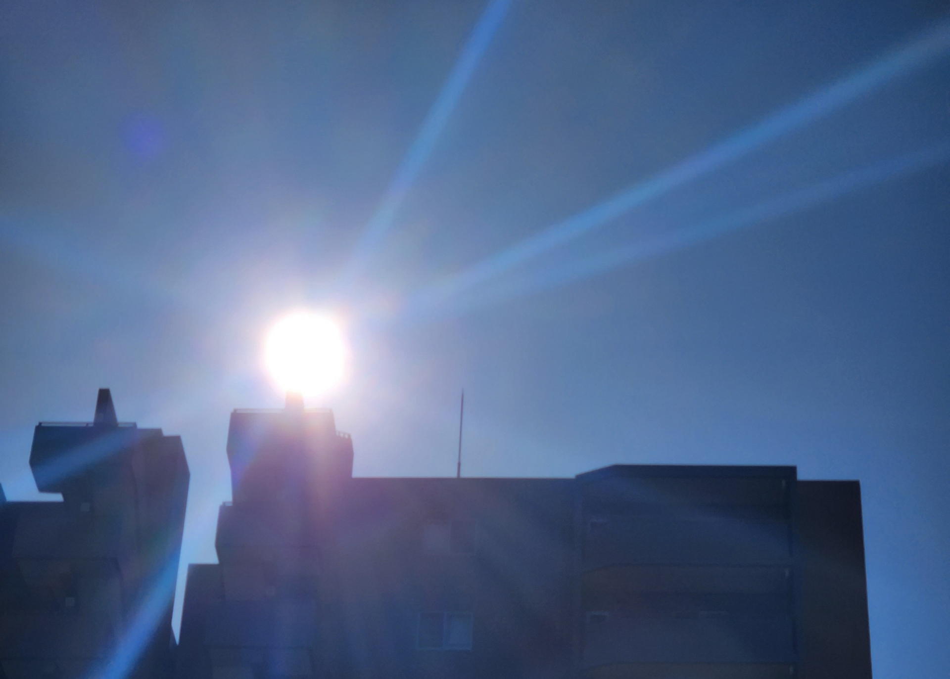 我が家は2月頃には12時頃から太陽光はバッチリ当たる環境だ。多少太陽光発電には不利だがスタンド無しでソーラーパネルをタイル壁面に直付けした