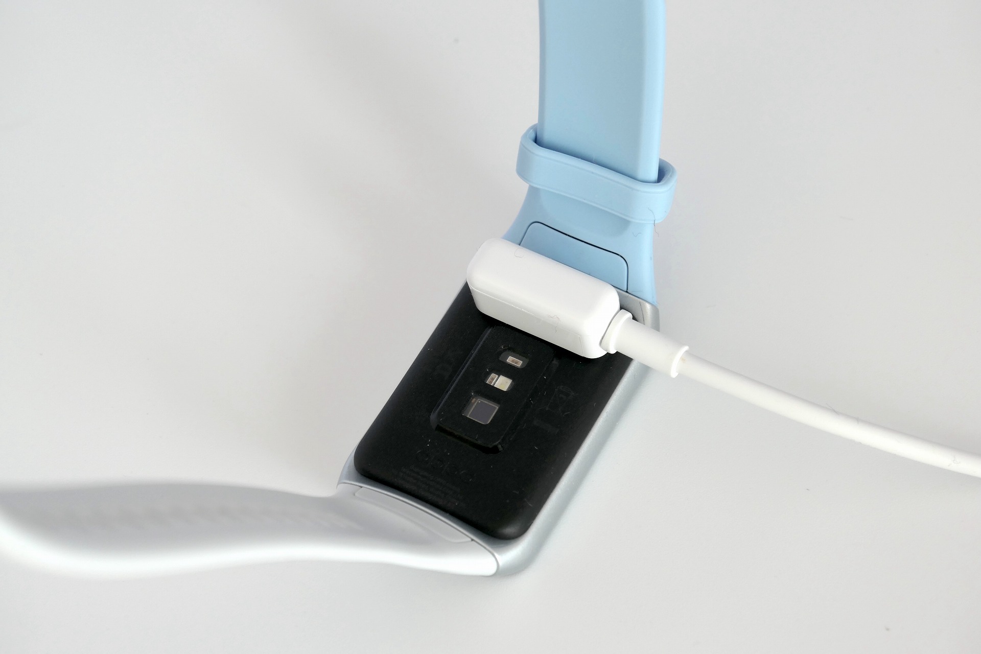 USBケーブルの充電アダプタは、マグネット式で安定して装着できる。約5分の充電で1日使えて、約60分でフル充電できる