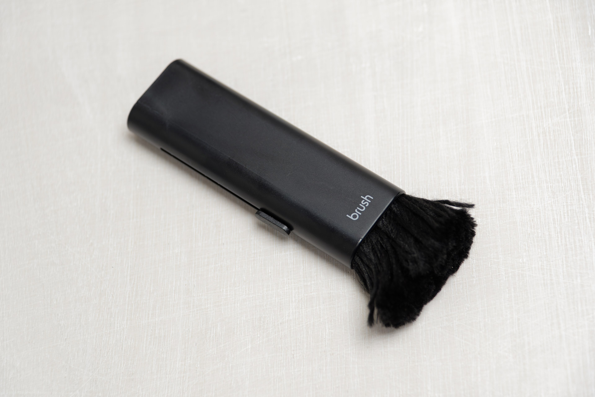 スライダーを下に動かすと帯電防止繊維入りブラシ