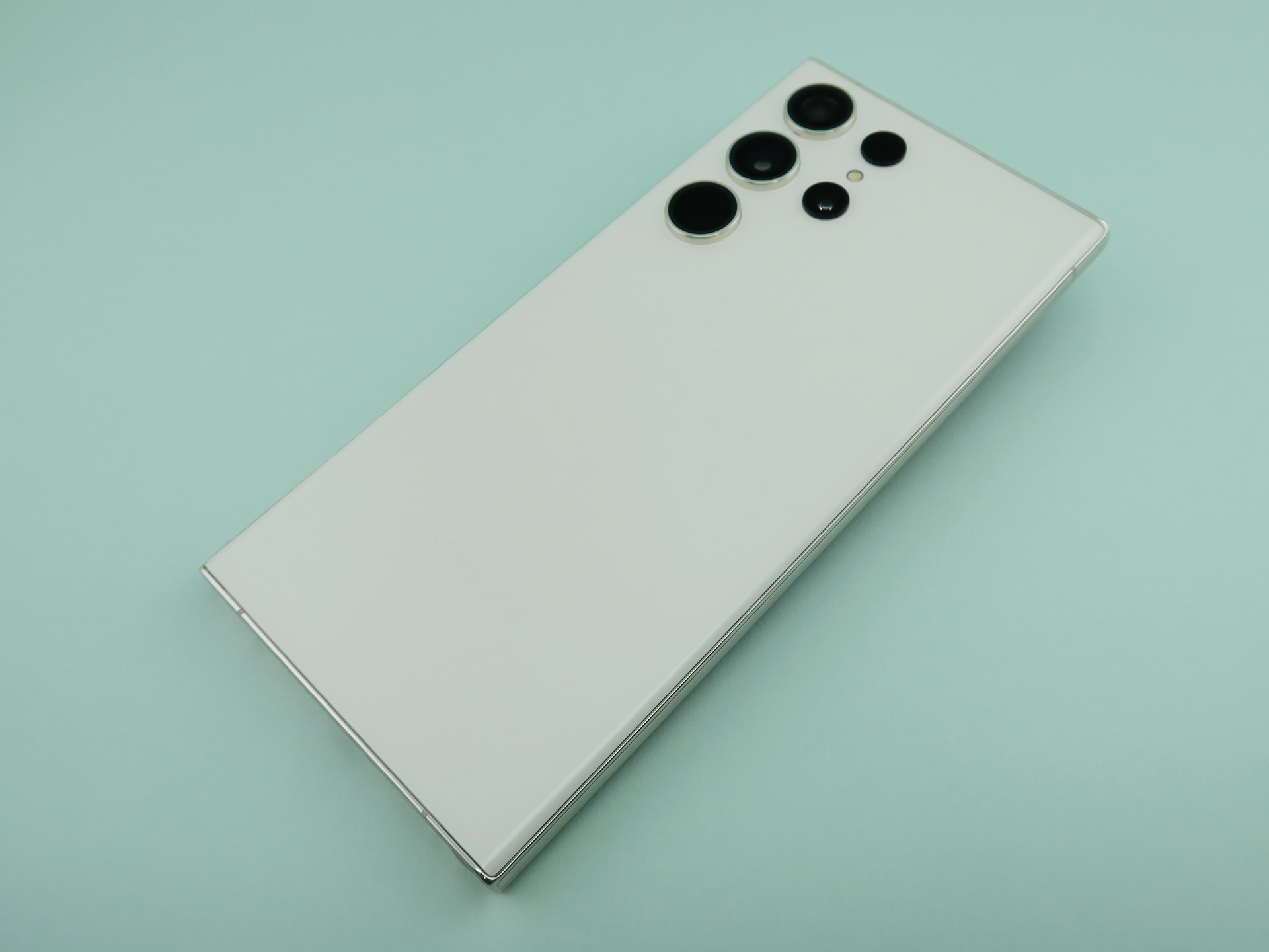 背面にはクアッドカメラを搭載。このクリームやラベンダーなど、明るいカラーがラインアップされるほか、オンライン限定カラーも用意される