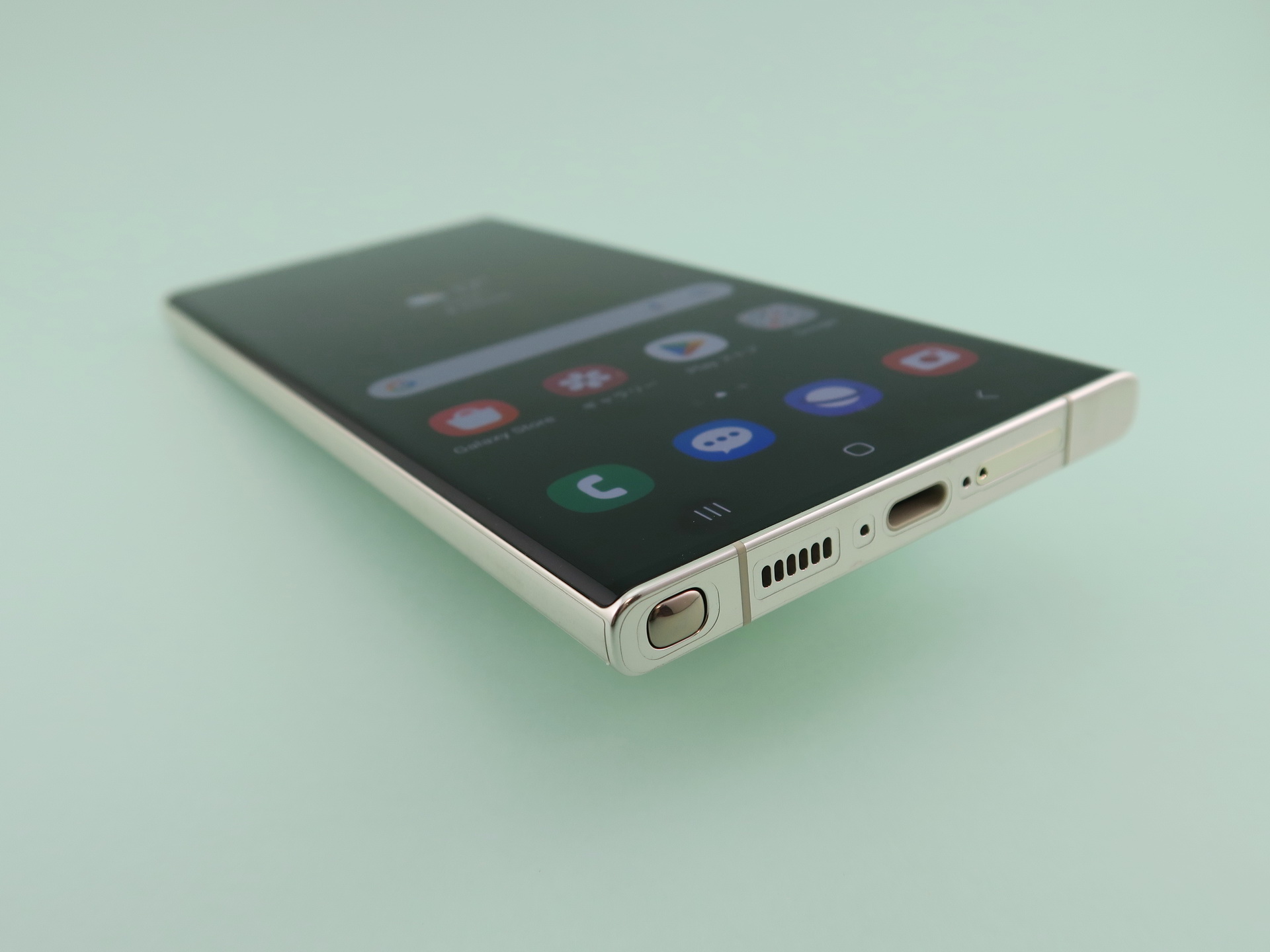 本体下部にはUSB Type-C外部接続端子、Sペンの格納部を備える。Sペンは左側の部分を押すと、突起部が飛び出すしくみ