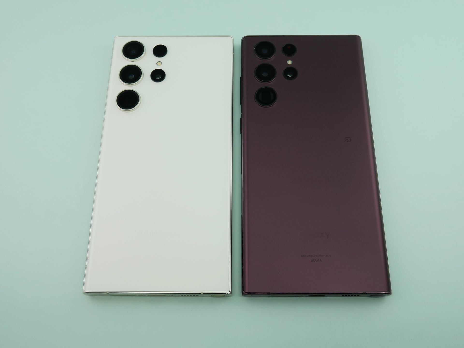 「Galaxy S23 Ultra（グローバル版）」（左）と「Galaxy S22 Ultra（au版）」（右）の背面。側面のフレーム部分の形状が違うため、本体の角の部分が違う