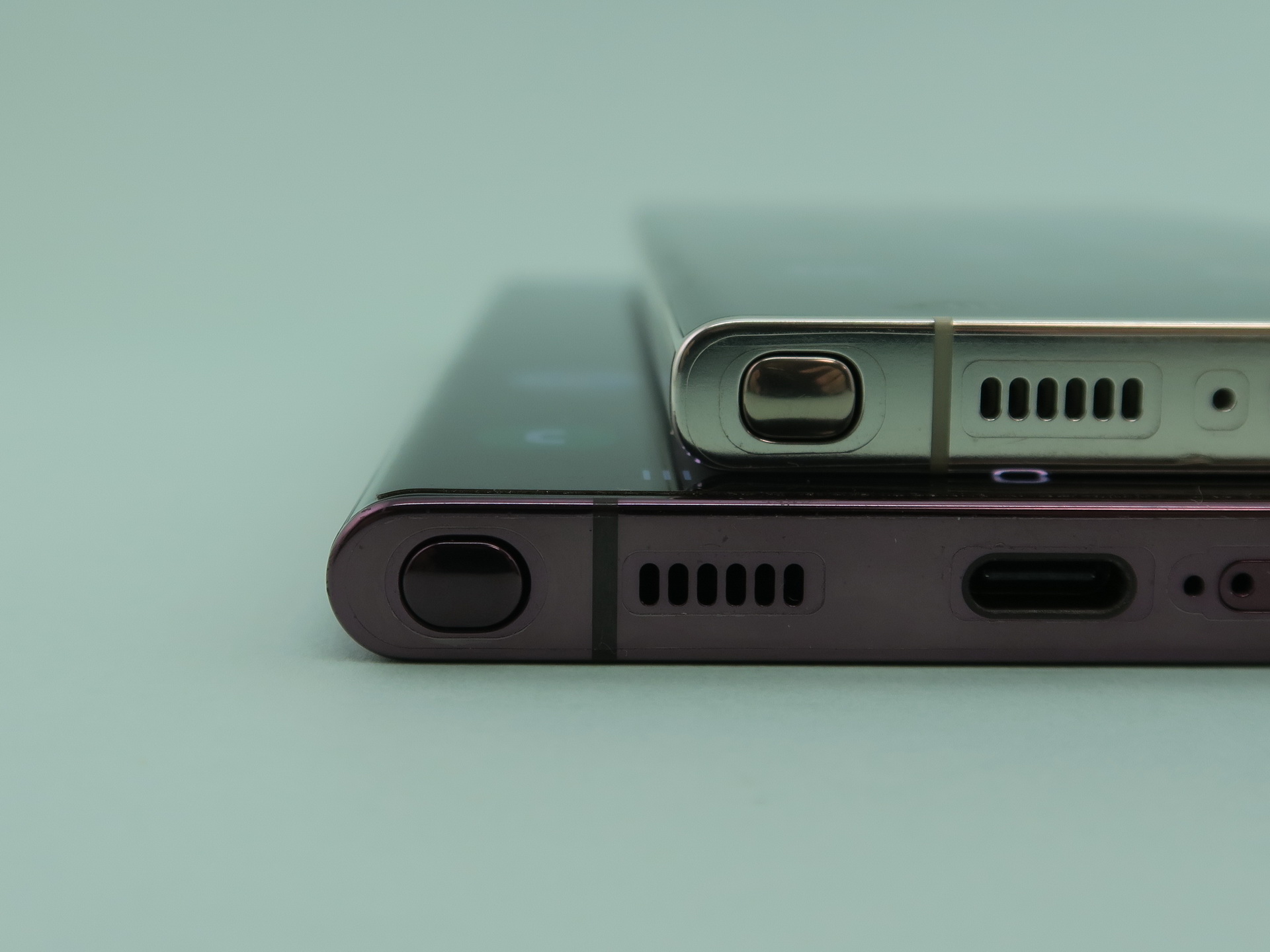 「Galaxy S23 Ultra（グローバル版）」（上）と「Galaxy S22 Ultra（au版）」（下）の側面部分を底面側から撮ったところ。側面部分の形状がわずかに違うため、手にしたときの印象も少し異なる