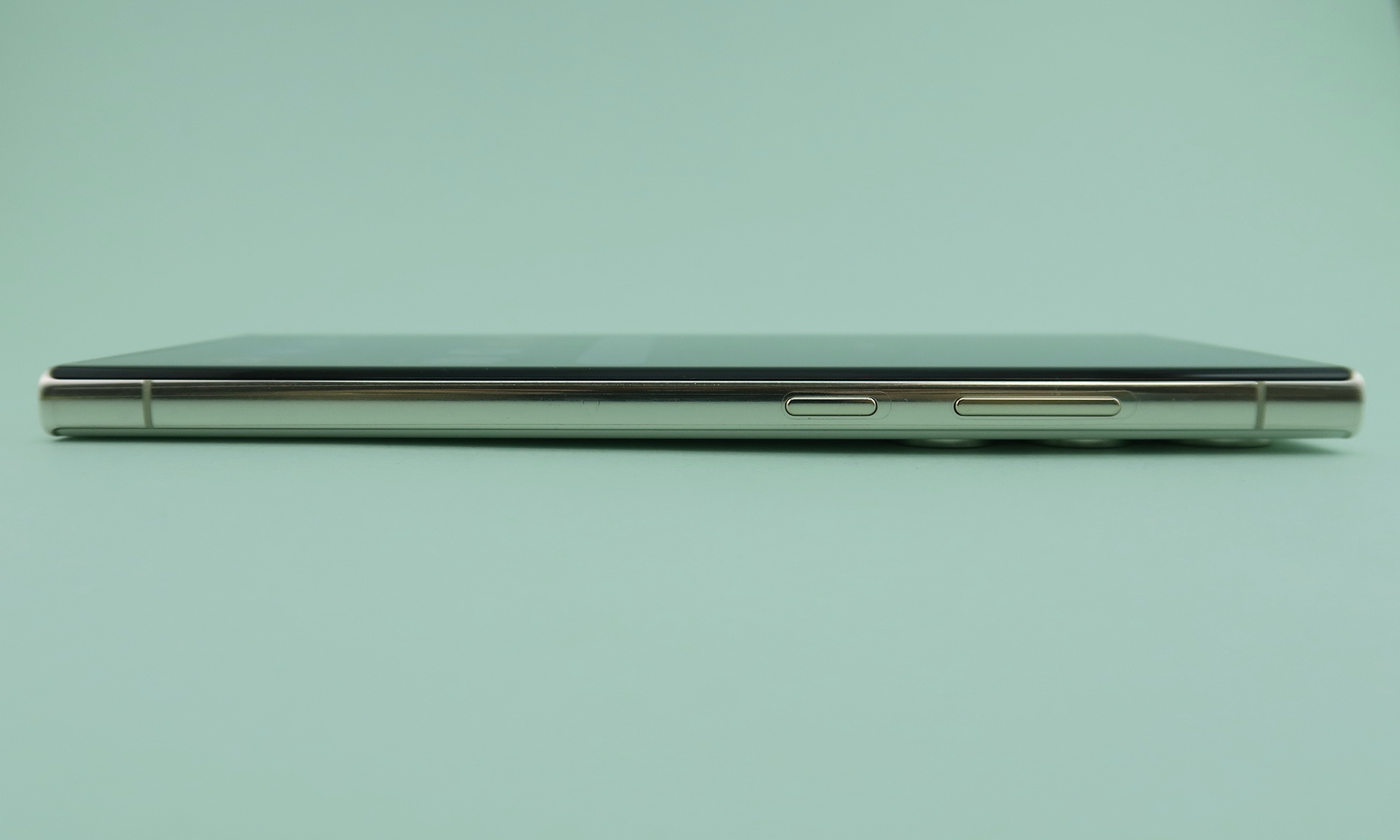 右側面は電源キー、シーソー式音量キーを備える。カメラ部の突起もそれほど大きくない