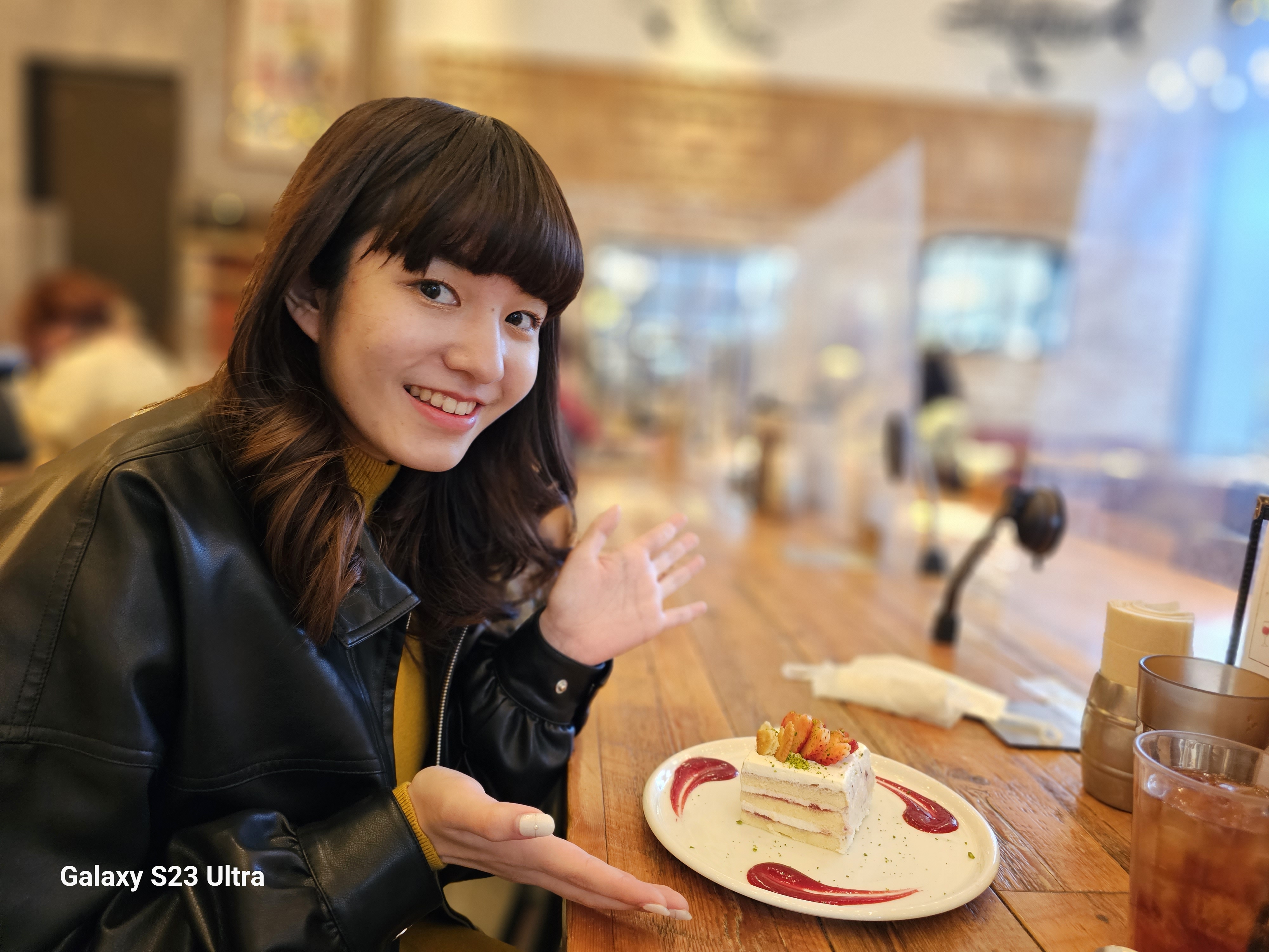 室内で横画面で撮影。背景がボケて、周辺部の歪みもほぼなく、きれいに撮影できている