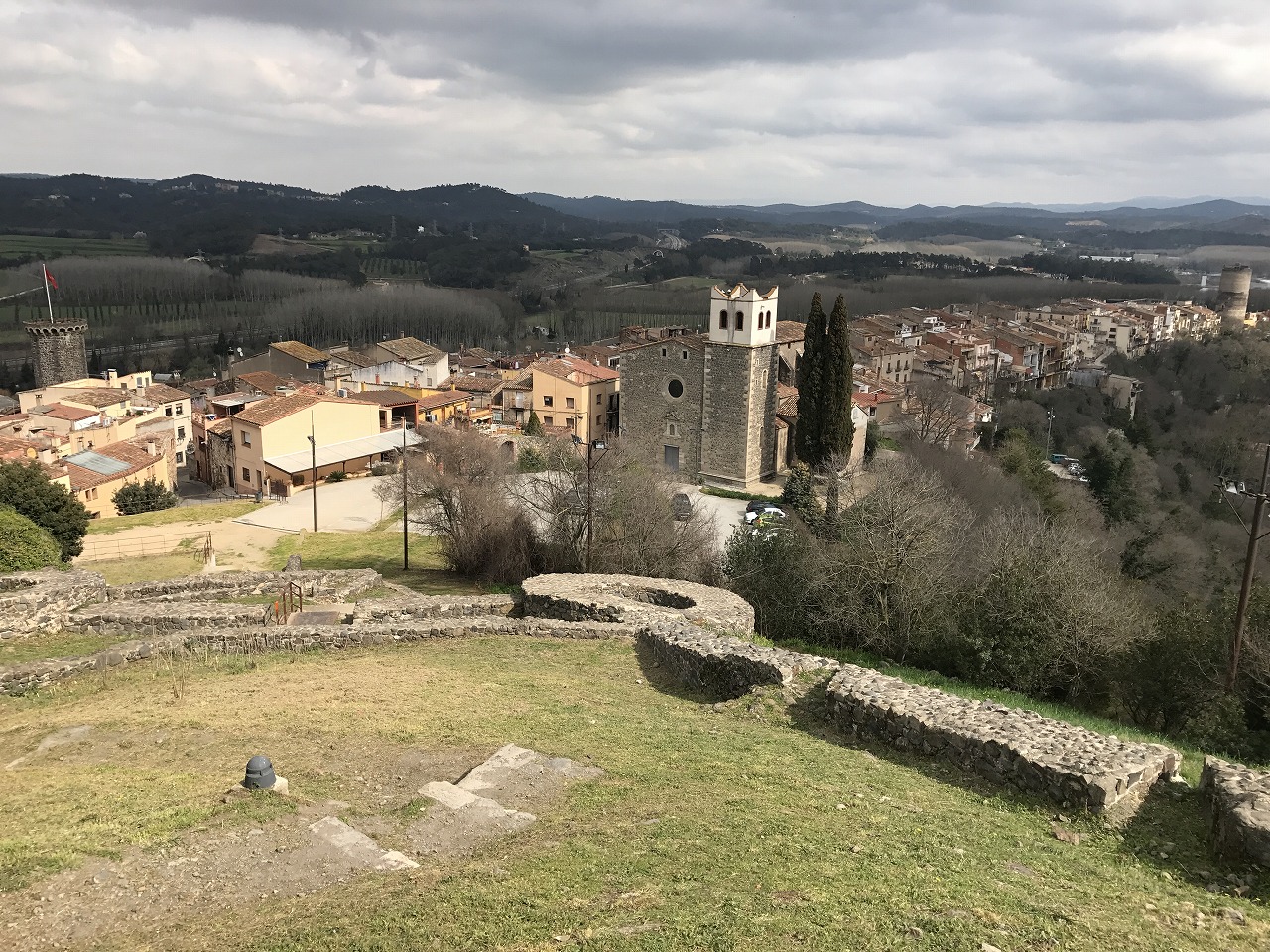 バルセロナから列車で1時間半ほどの距離にあるオスタルリック（Hostalric）の街を城塞跡から見下ろす。あまりメジャーな観光地ではないが、ジローナ（Girona）の街への中間地点にある交通の要衝で丘陵の尾根に沿って中世の街並みが続く