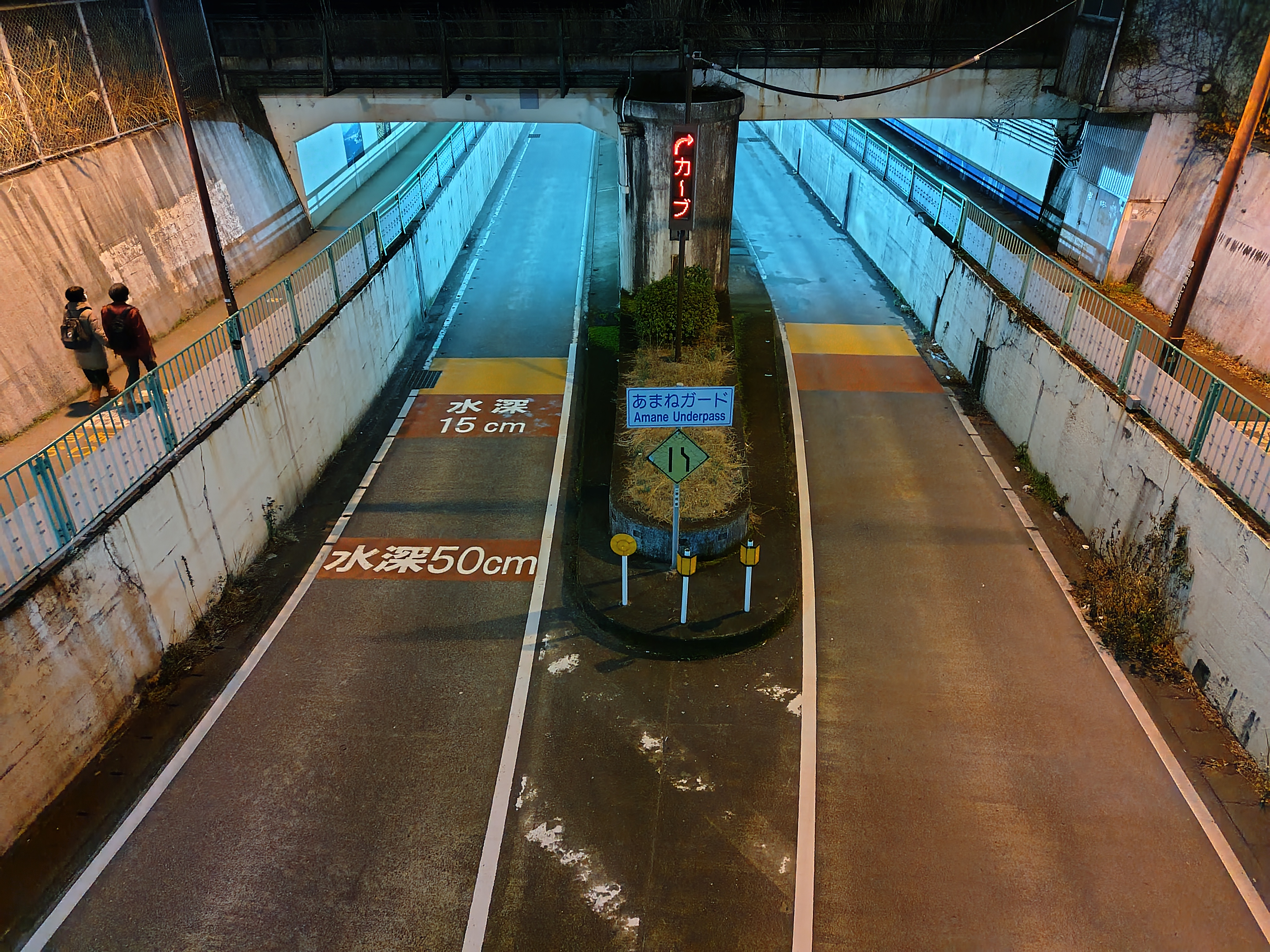 とある駅前で夜間モード。複数の光源がある難しいシーンだが、概ね見た目通りの色再現となった。手ブレも感じさせず端末任せで問題ない写りに感じる