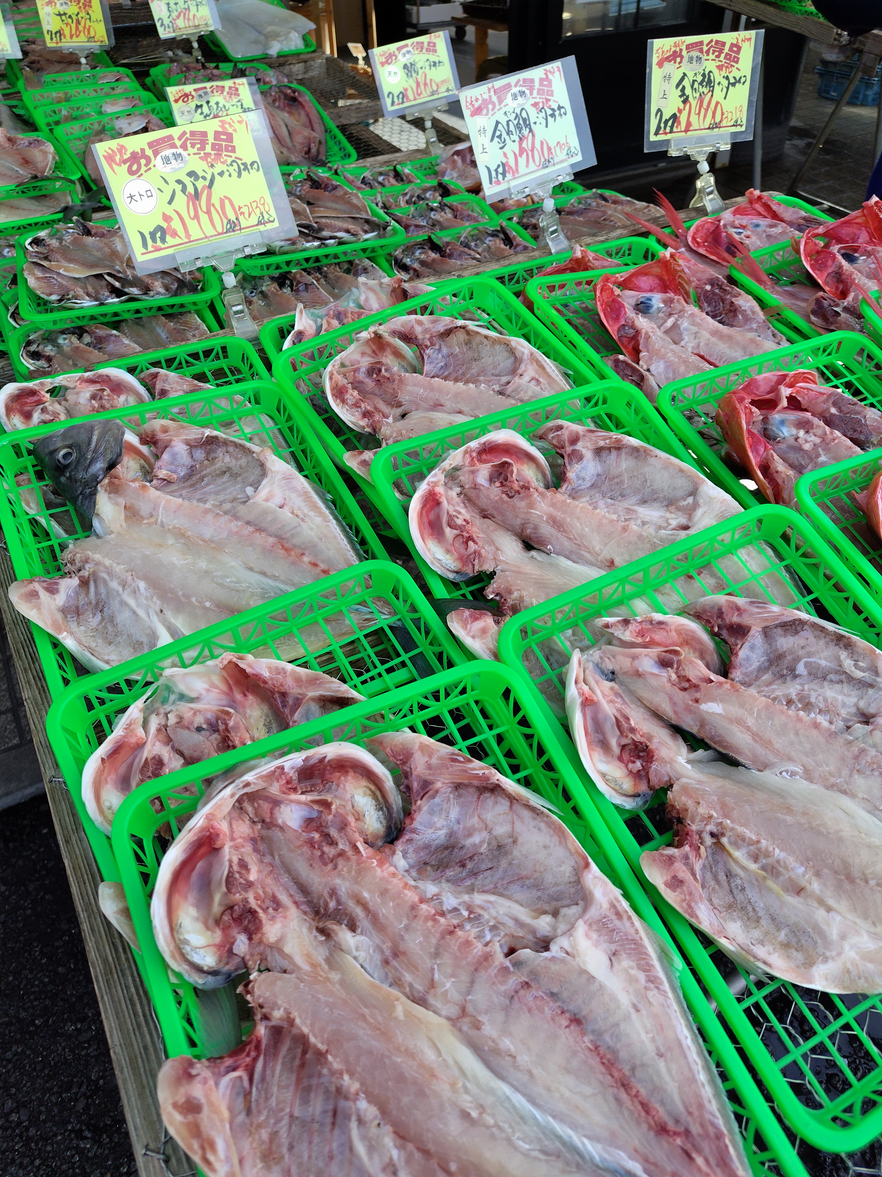 港の朝市をブラブラと撮影した。新鮮な干物を撮ったがその様子を克明に「AQUOS sense7」はキャプチャーしてくれた