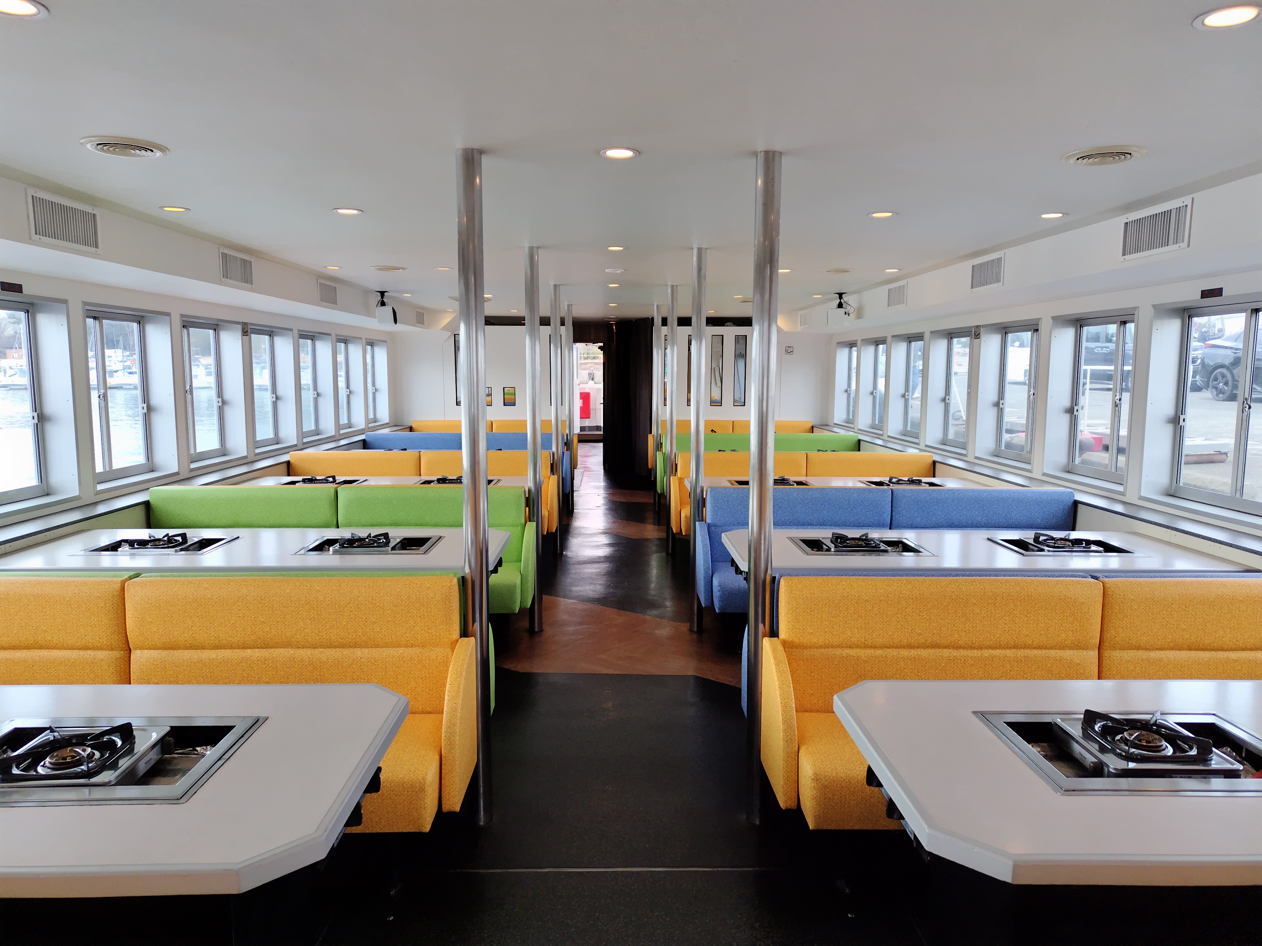 遊覧船に乗った。船内は日陰になるわけだが的確なホワイトバランスで見た目に近い色再現性でカラフルな船内シートを写しとってくれた