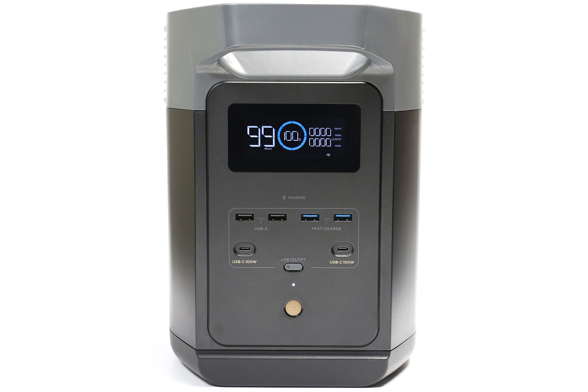 「DELTA 2」の正面。給電用ポートは、USB-A×2、USB-A急速充電×2、USB-C（100W）×2がある。ディスプレイ上にさまざまな情報が表示される。スマートフォンと無線（Wi-Fi/Bluetooth）接続して、アプリから状態をモニターしたり各種設定を変更したりできる