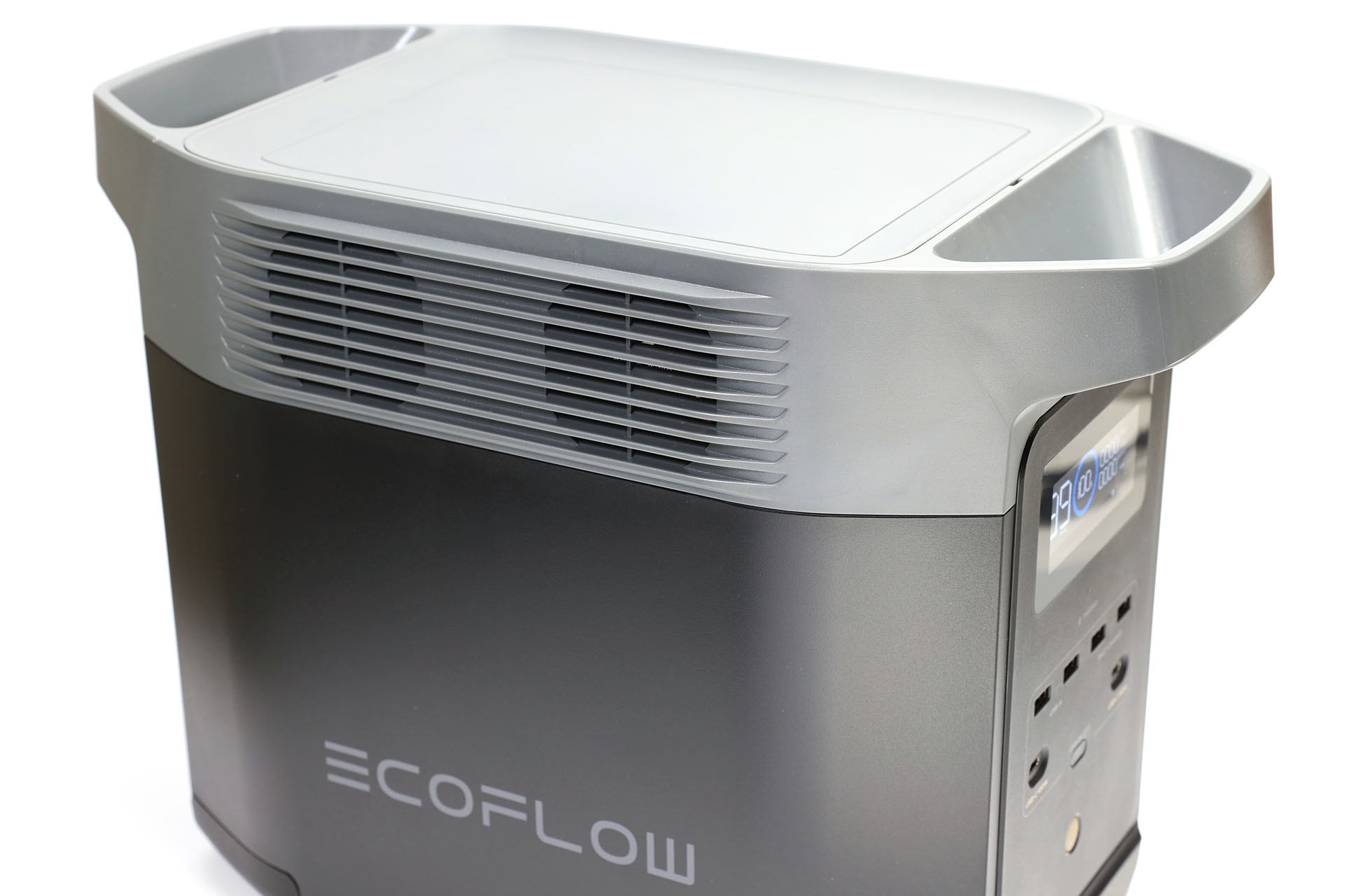 「DELTA 2」の上面。前後に頑丈なハンドルがあり、ここを持って本体を移動できる。重さは約12kgなので、2リットル入り飲料×6本が入った飲料箱を運ぶ感じ。短距離運ぶなら可能だが、長距離運ぶのはまず無理。なお本体上面はフラット（周囲に傾斜のあるフチ付き）で、「DELTA 2」の容量を倍増させる<a href="https://jp.ecoflow.com/products/delta-2-extra-battery" class="strong bn" target="_blank">「DELTA 2」専用エクストラバッテリー」</a>やほかのバッテリーを重ね置きしたり、モノを置いたりできる