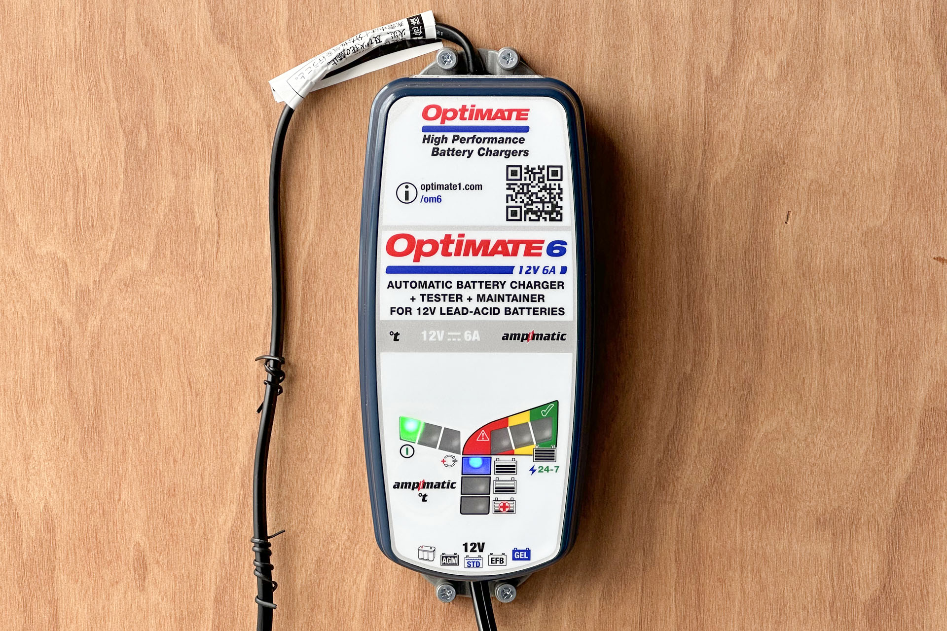 モーターサイクルやクルマの12Vバッテリーを最適な状態に充電できる機器を使用。オプティメイト（OptiMATE）シリーズの<a href="https://tecmate.co.jp/ja/product/optimate-6-ampmatic-jp/" class="strong bn" target="_blank">「オプティメイト6（OptiMate 6 Ampmatic）」</a>という製品で、コンセントから電源を取り、12Vバッテリーを充電し続けてくれる。モーターサイクルやクルマのバッテリー上がり防止にとても便利なのだ