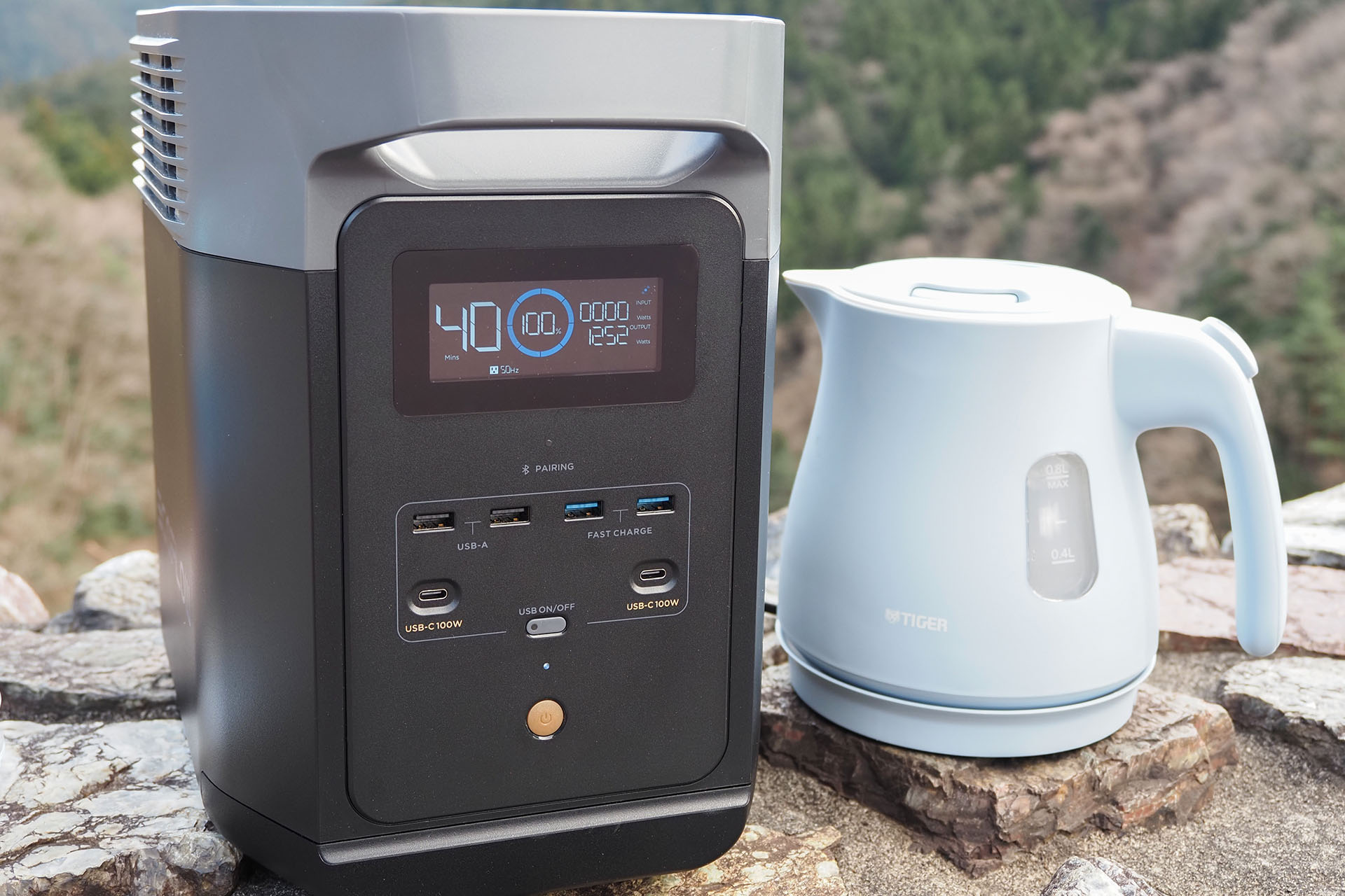 単に出先でお湯を沸かしてインスタントコーヒーを飲んでるだけではある。電気ケトルはタイガー<a href="https://www.tiger-corporation.com/ja/jpn/product/kettle-pot/pcm-a1/" class="strong bn" target="_blank">「PCM-A081」</a>で、マグカップ1杯分（約280ml）のお湯なら2分弱で沸く