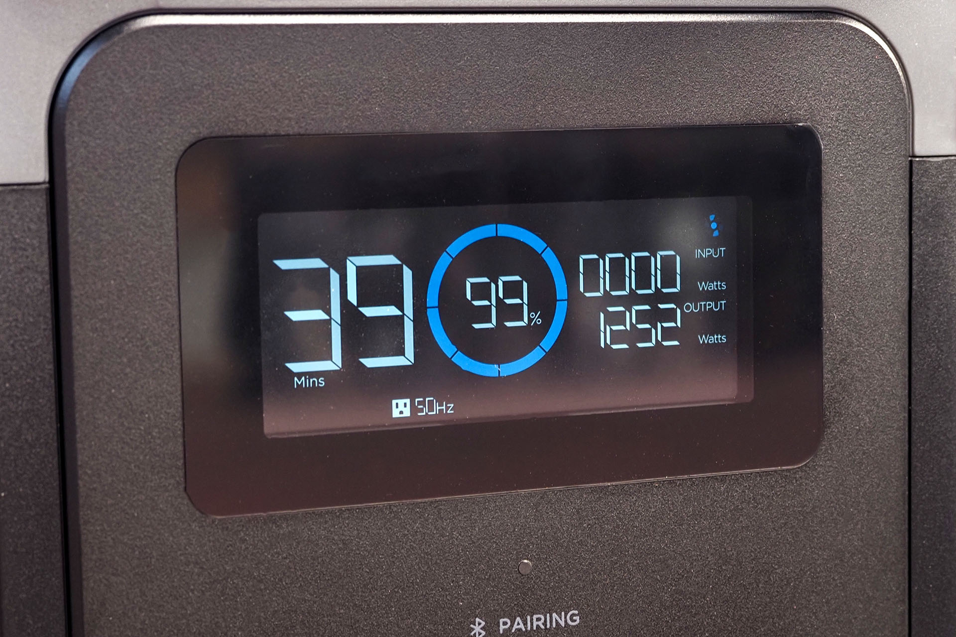 電気ケトルの定格消費電力は1300W。湯沸かし中には「DELTA 2」から1252Wが出力されていた