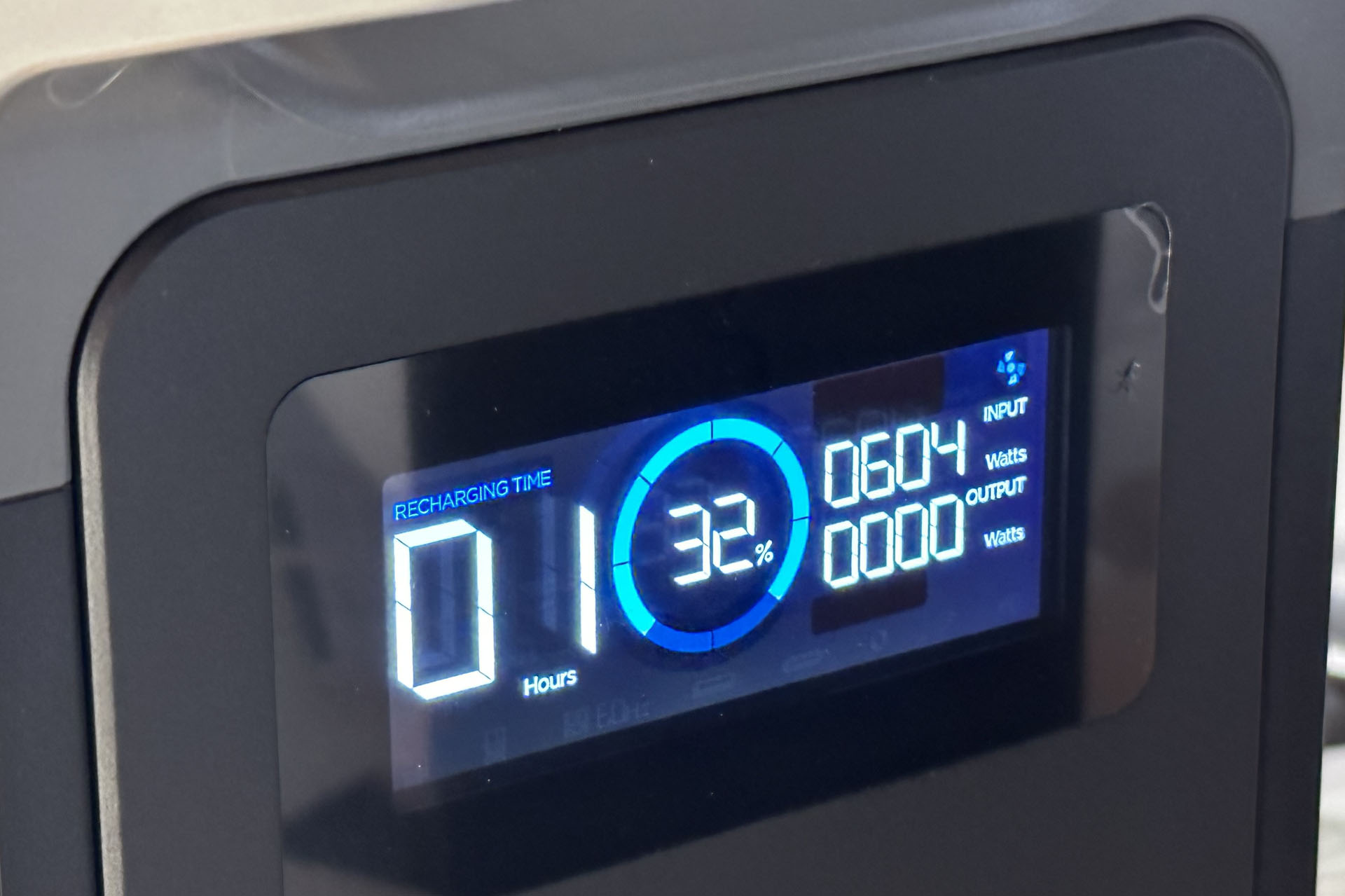充電開始直後、INPUT（Watts）表示に604の文字が。604Wで充電されていることを示す