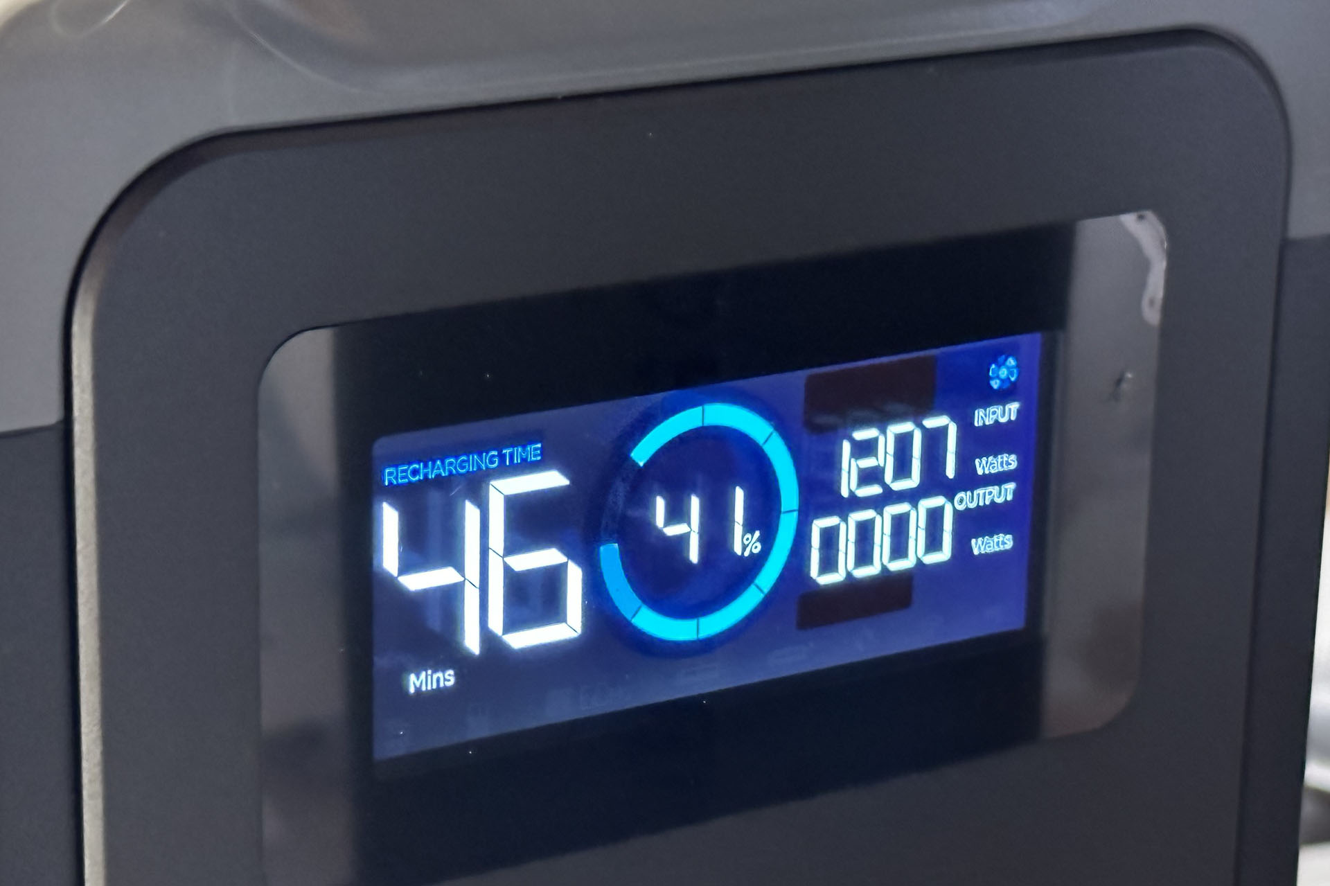 充電が進むとINPUT（Watts）表示の数値が増えていく。これは1207Wで充電中を示している。充電開始から約5分後だ