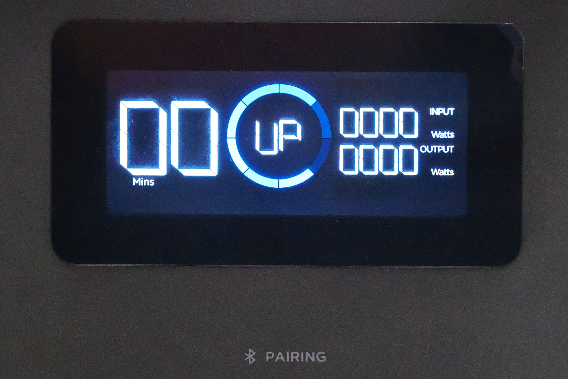 （おそらくだが）「DELTA 2」本体のアップデート中にはこのような「UP」の表示になるようだ