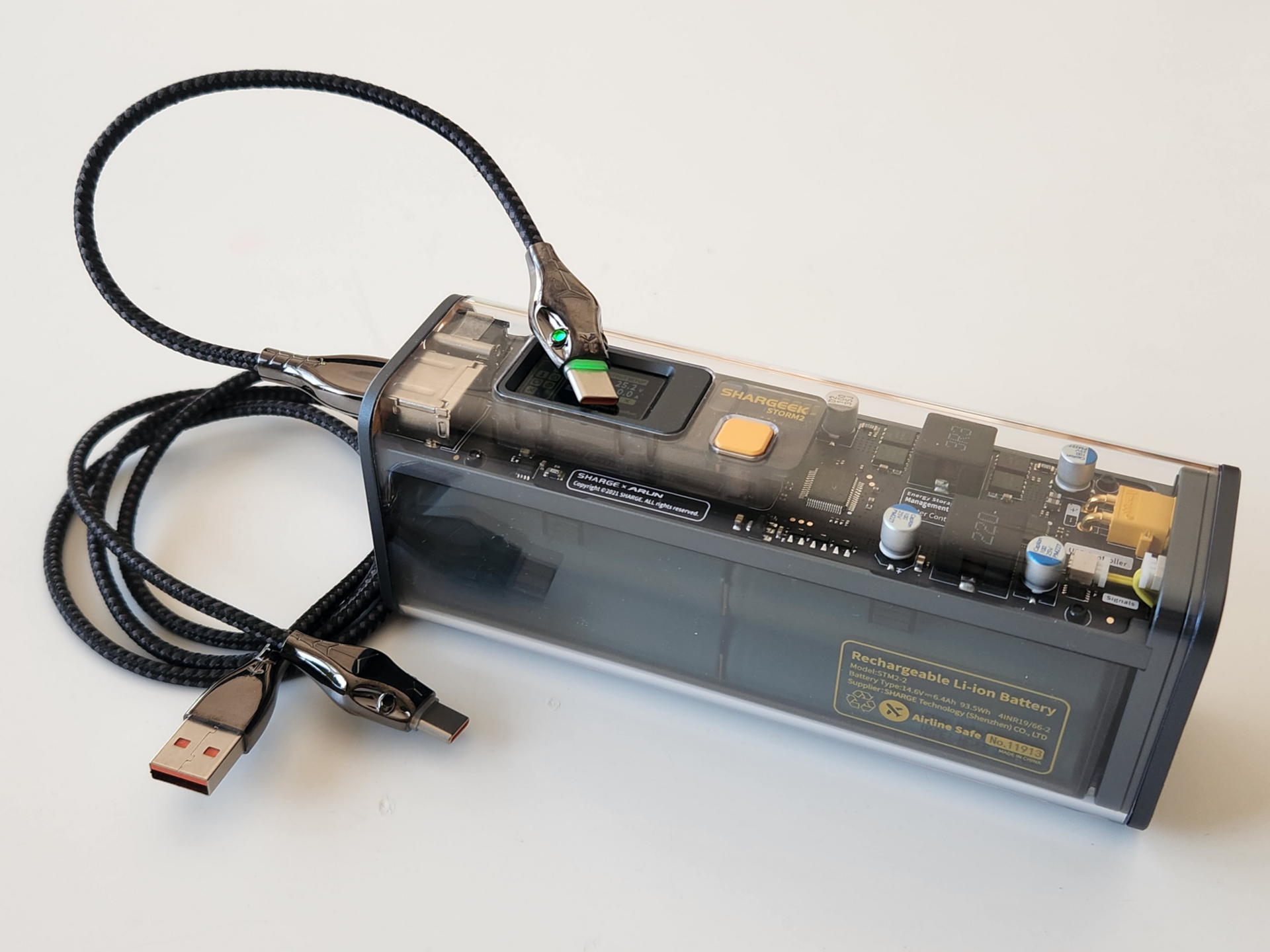 Type-Cプラグがコブラの格好をして目が光るケーブルを長短合わせて2個買った。短い方はポメラとのPCリンクのためにデスクトップパソコンに挿しっぱなしだ