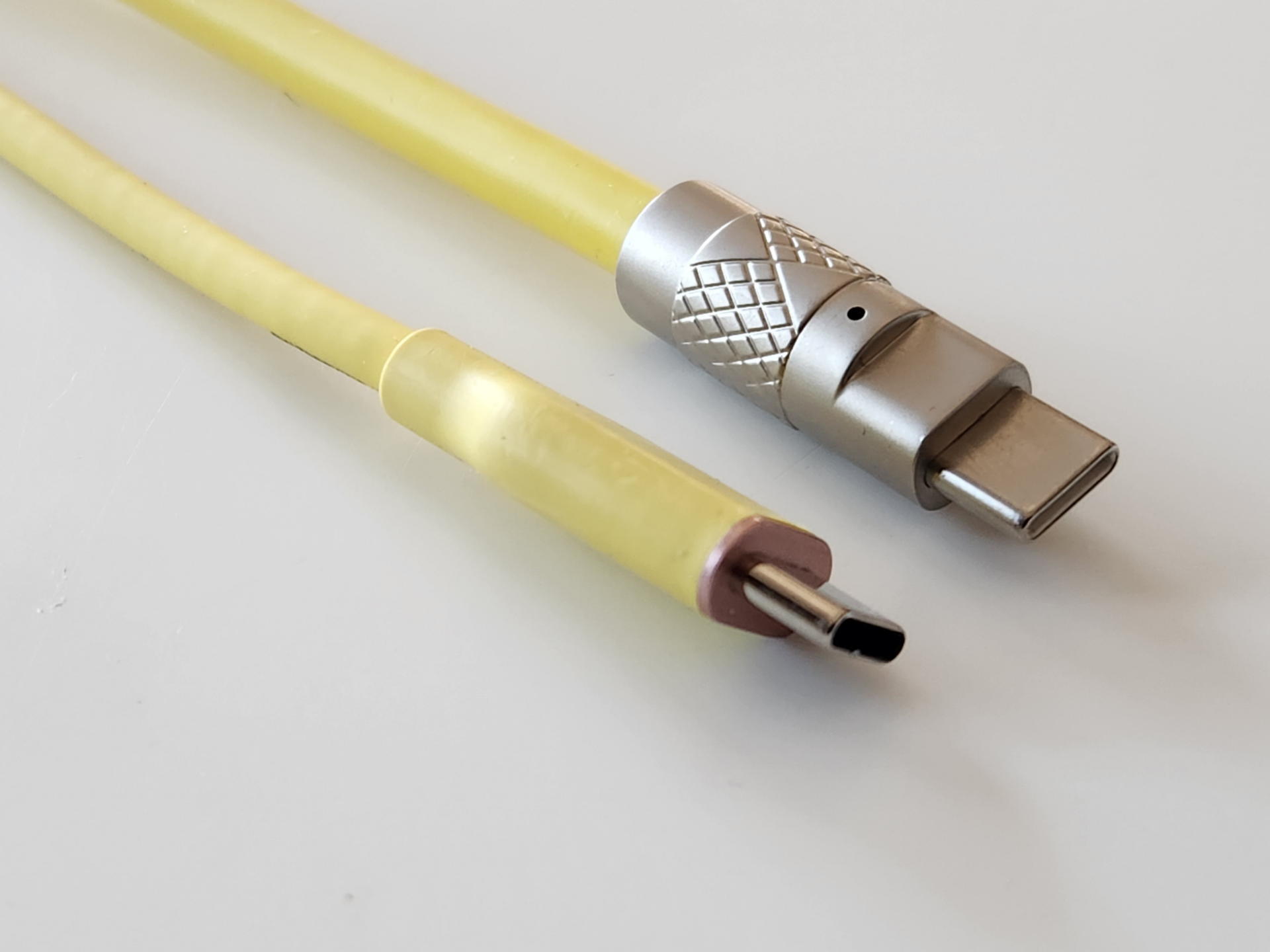 USB Type-Cプラグも楽器用の金属ジャックのイメージで極めて堅牢で長く使っていても安心そうだ。今では筆者のメインUSB Type-Cケーブルになっている