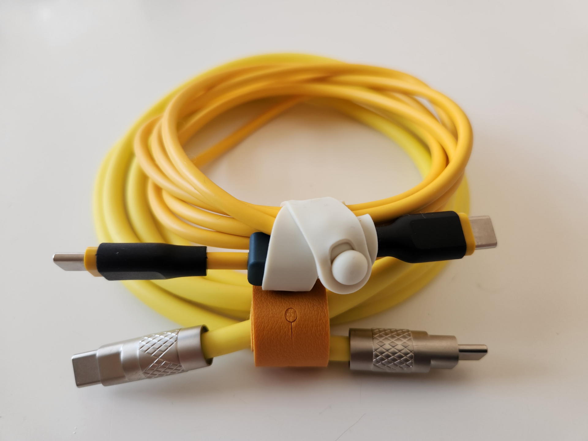 エレキギターのシールドケーブルと変わらない太さだがシリコン製で柔らかく絡まない。淡緑と黄色の長さ違いを2本手に入れた