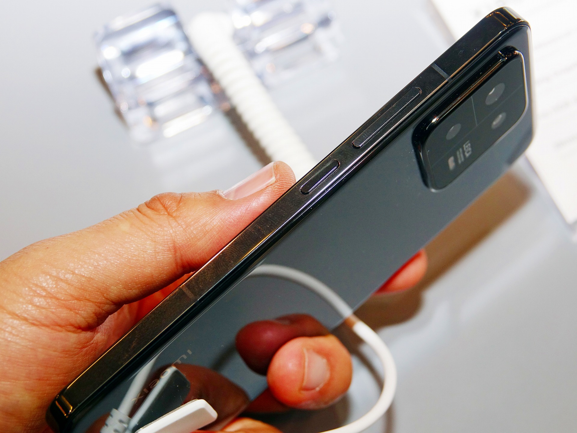 フレームに前後のフラットなガラスがはまったような形状で、カーブディスプレイを搭載したXiaomi 13 Proとは側面の形状が異なる