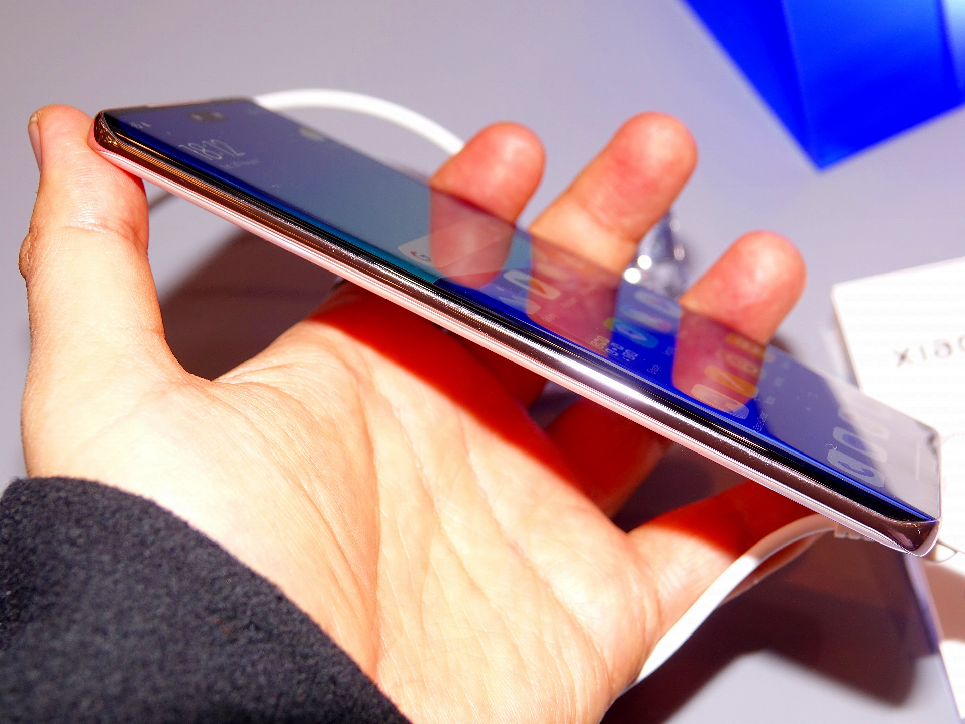 薄型、軽量なのもXiaomi 13 Liteの特徴。持ったときに、その軽さが印象に残った