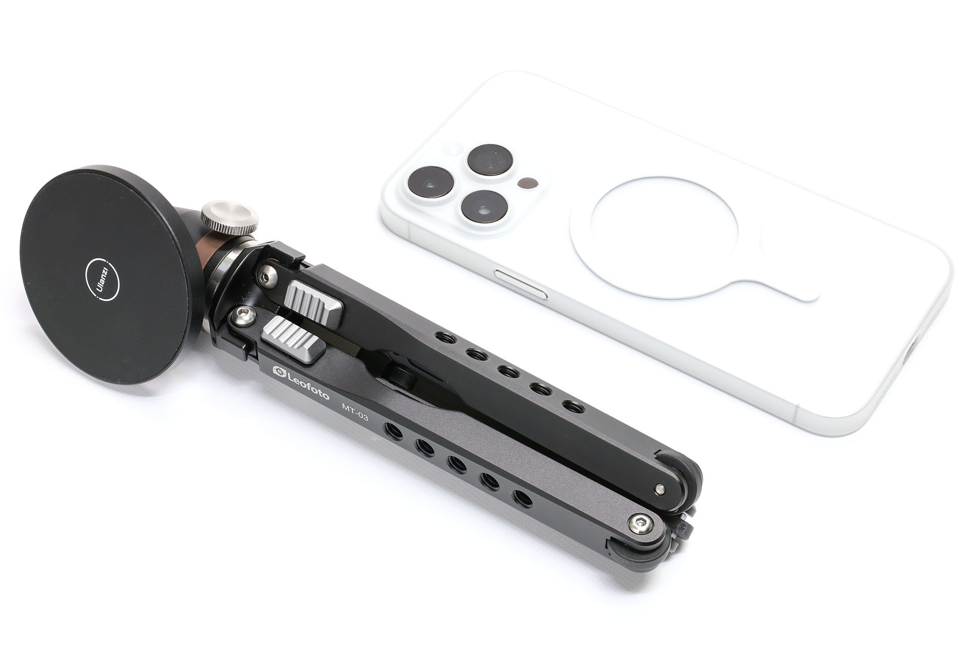 iPhone 14 Pro Maxと並べた様子。わりとコンパクトに携帯できるのもナイス！