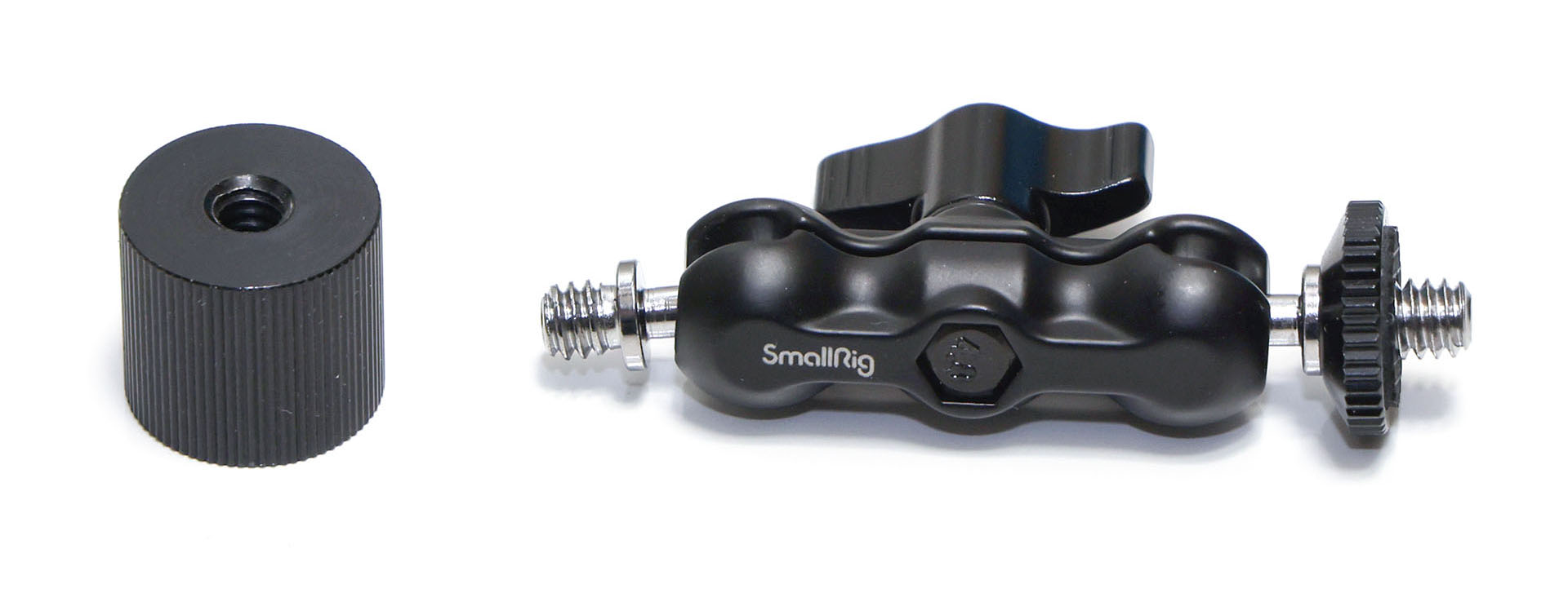 左は1/4インチサイズ（1/4-20UNC）の凹×凹アダプター（Amazonなどで「1/4 ネジ メス メス 変換アダプター」で検索すると多数見つかる）。ミニ三脚の三脚ネジとアームの三脚ネジをつなぐために使った。右はSmallRig<a href="https://amzn.asia/d/c4MCjMq" class="strong bn" target="_blank">「マジックアーム 1135」</a>でAmazonにて915円だった。これを自由雲台代わりに使った