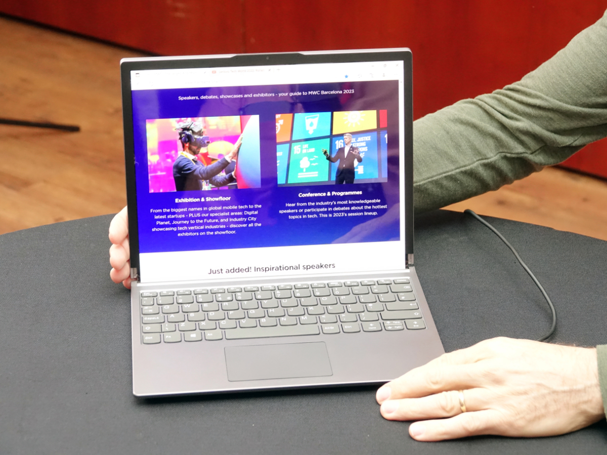 スマートフォンと同じ巻き取り式のディスプレイを採用したPCのコンセプトモデル
