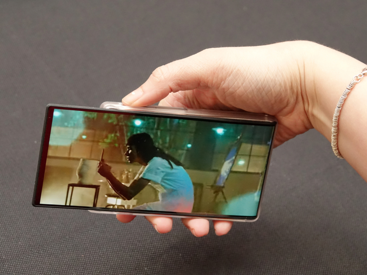動画視聴時にも、自動で左右のサイズが調整される。21:9など、横長の映像を見る際に便利そうだ