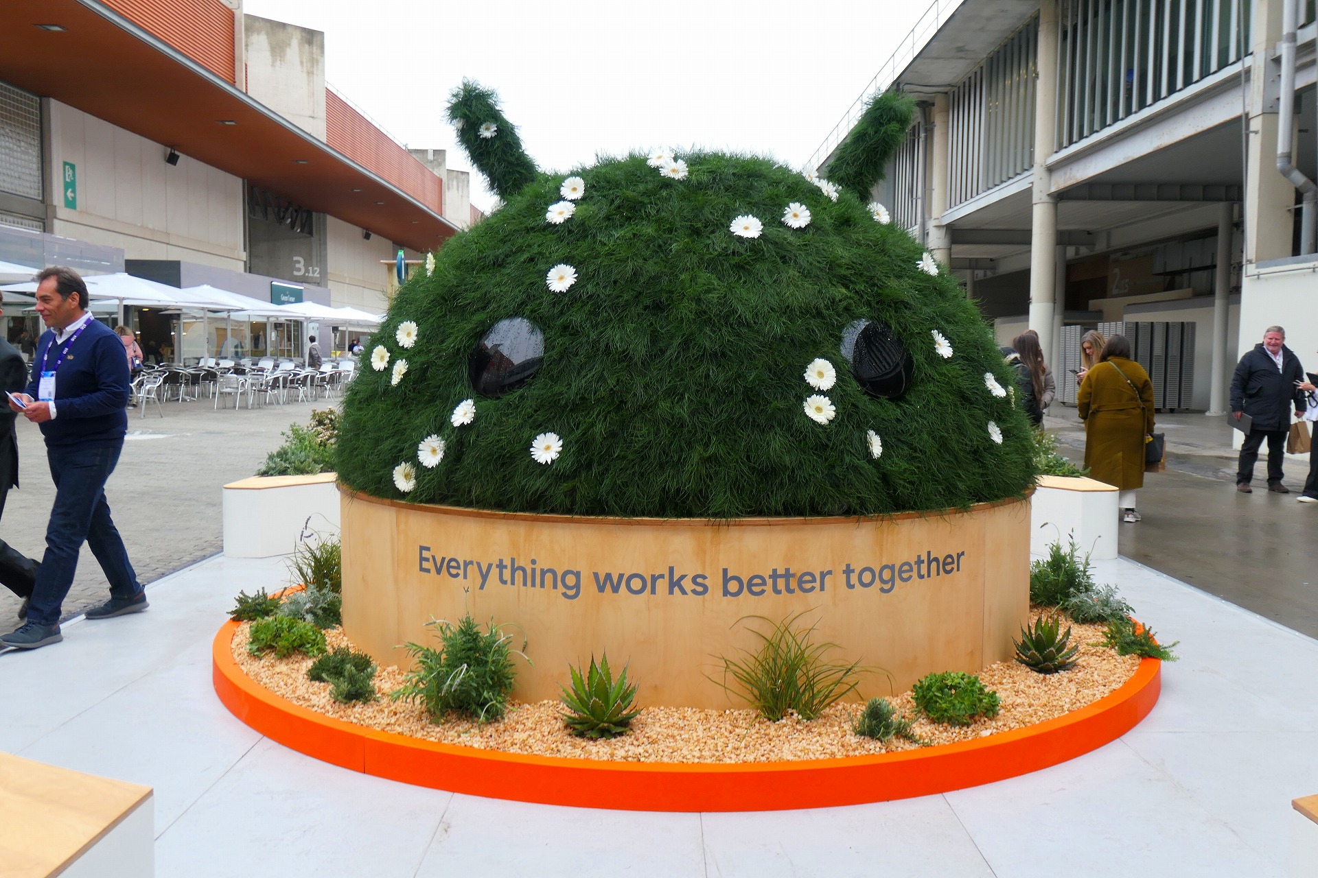 MWC23会場内にある、グーグルによるAndroidのコーナーには緑で覆われたドロイド君がいる