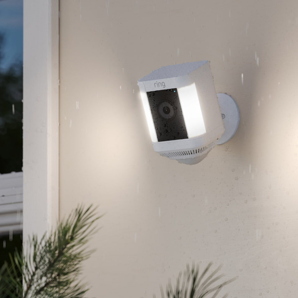 amazon ring Spotlight Cam Plus 屋外防犯カメラ Amazon「Ring」の屋外用防犯カメラ「Spotlight Cam Plus」を日本