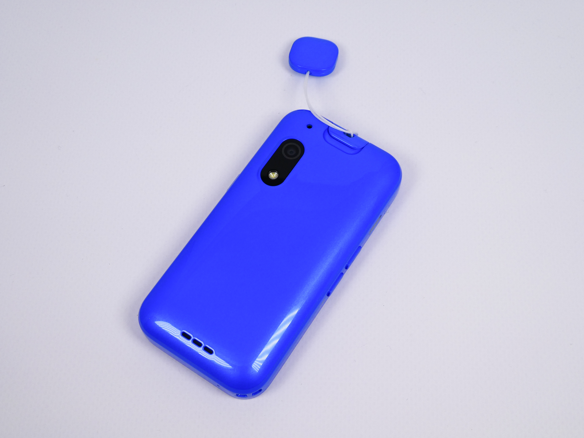 防犯ブザーが付いている。引っ張ると、位置情報と周囲を撮影した写真が保護者に自動で送信される