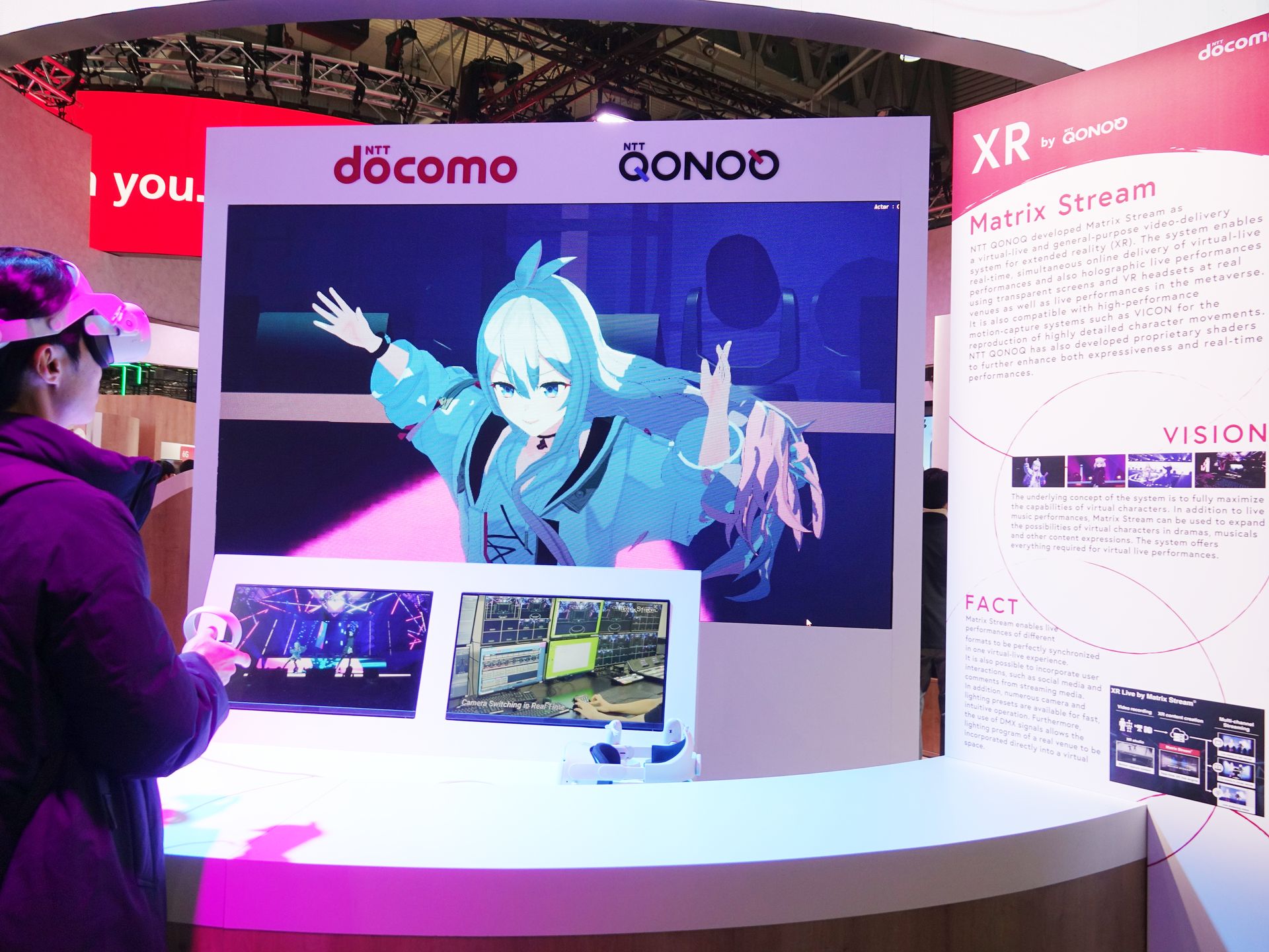 Matix Streamは通路側に配置、多数の来場者がVRゴーグルをかけ、コンテンツを楽しんでいた