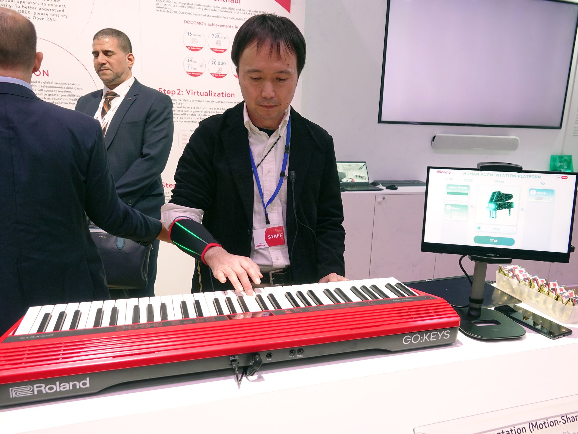 電気信号で手や指を操作してもらい、ピアノの演奏のコツをつかむというデモ