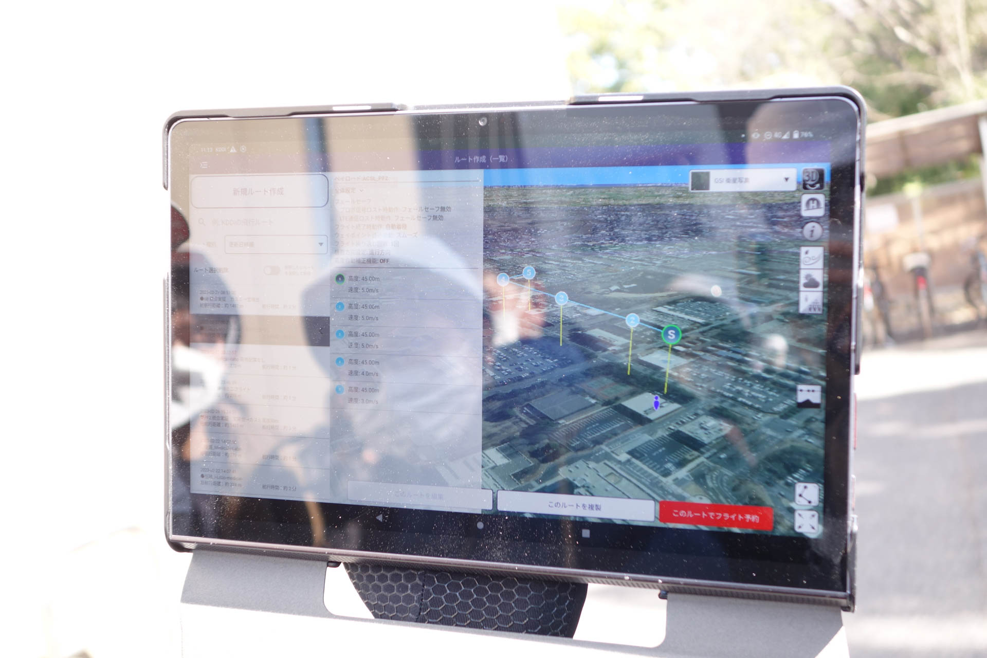 こちらは屋外でオペレーションするためのタブレットの画面。飛行中はFPVの映像も見られる