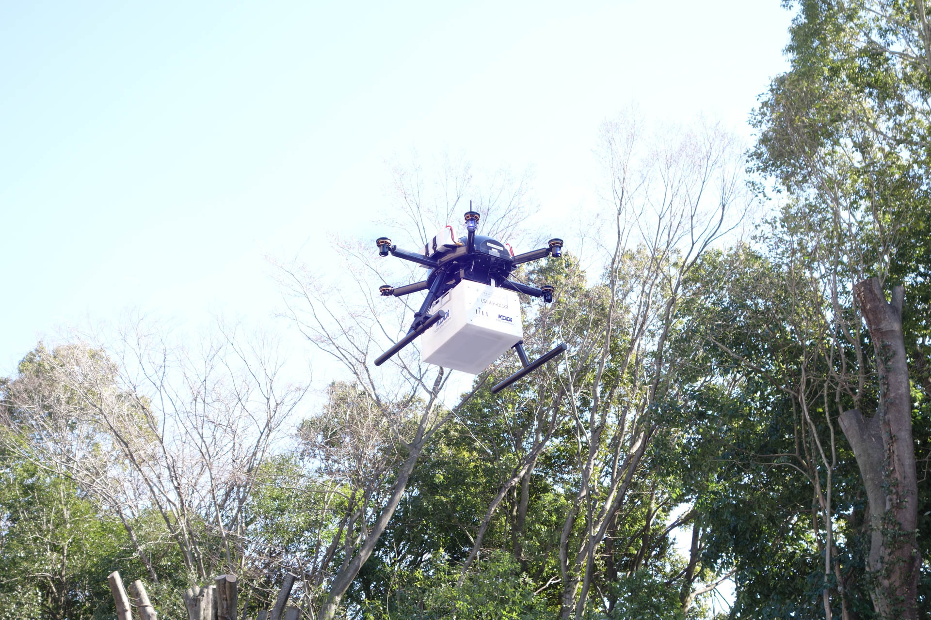 実証実験で飛行するドローン