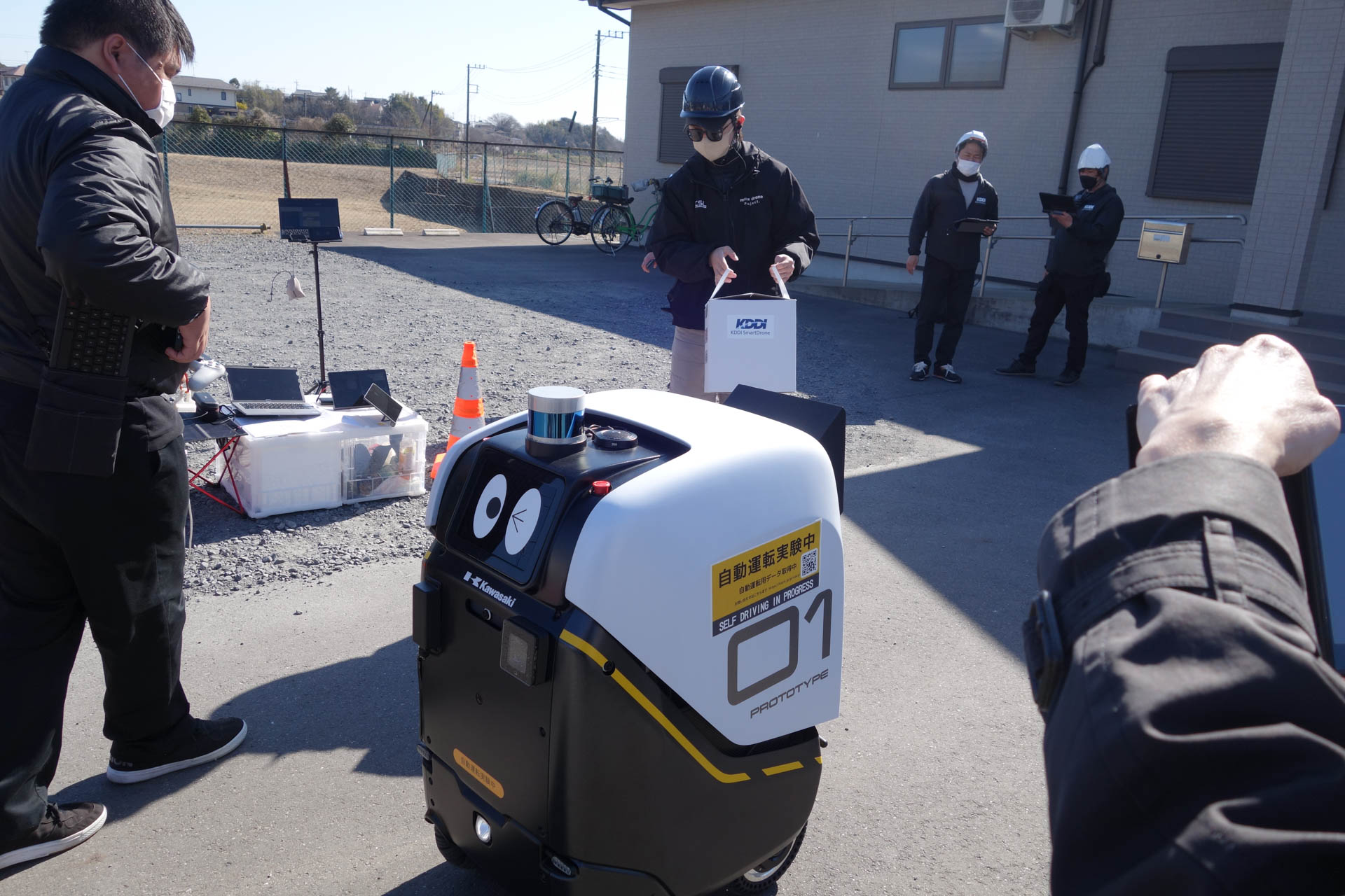 地上側で運搬を担当する川崎重工製の自動配送ロボット。内部に荷台がある