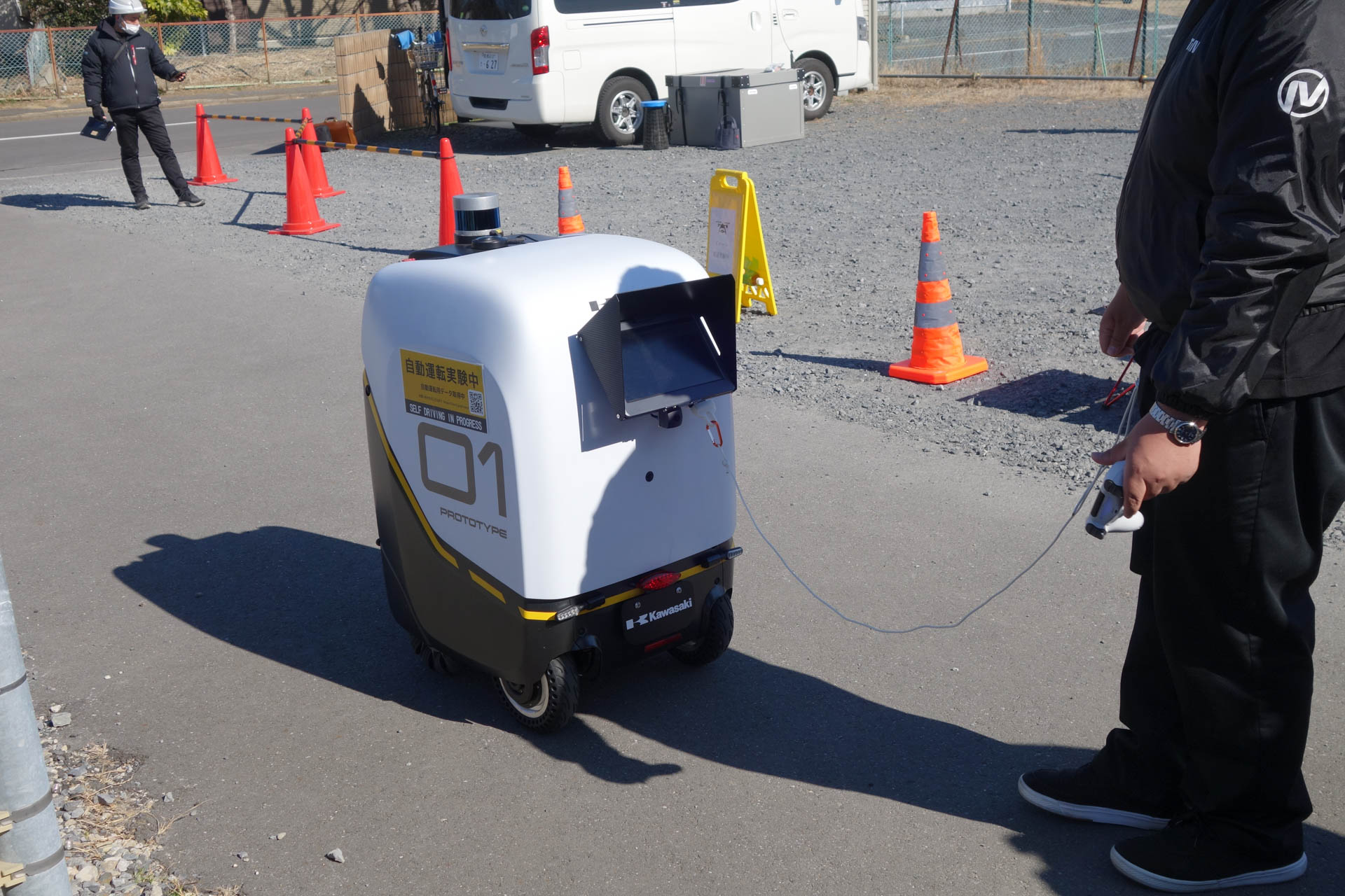 実証実験では配送ロボットは随行員付き