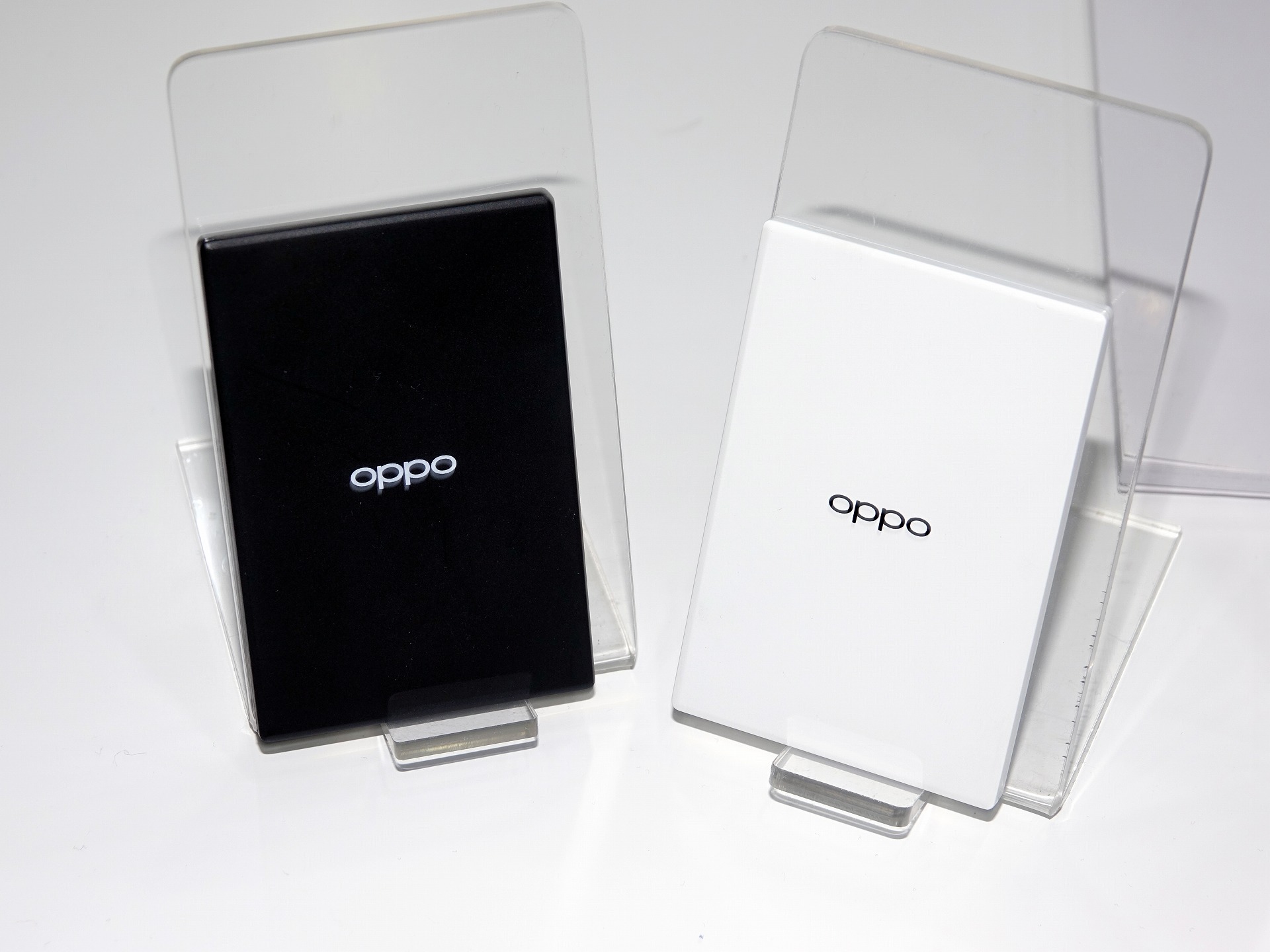 紛失防止タグ。バッテリー交換や充電が不要で、無線での自動給電を行うという