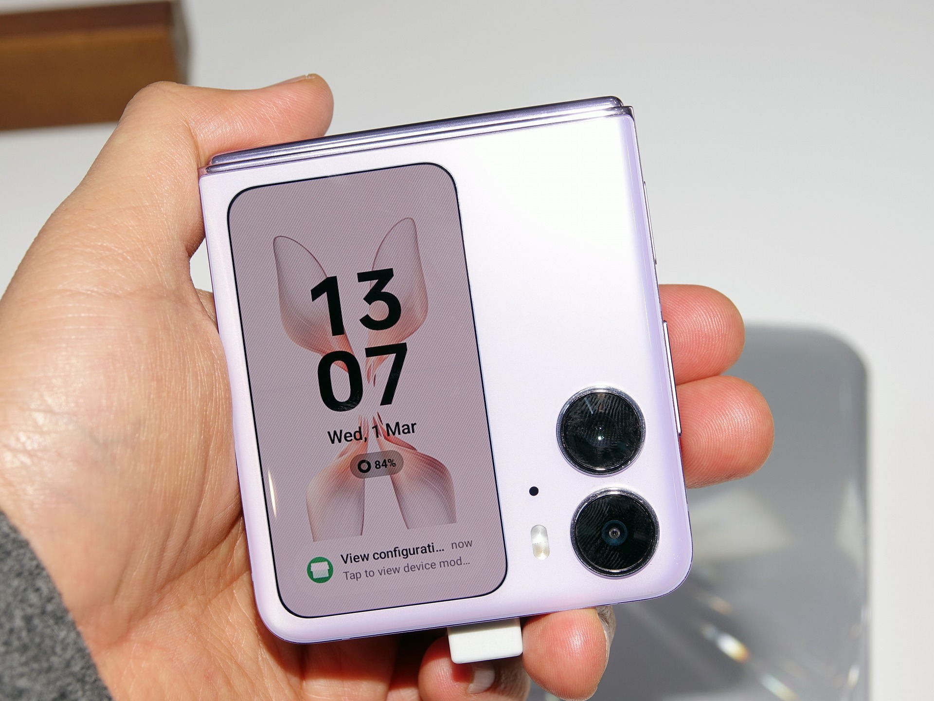 OPPO初の縦折り型フォルダブル端末「OPPO Find N2 Flip」。大型のサブディスプレイが特徴だ